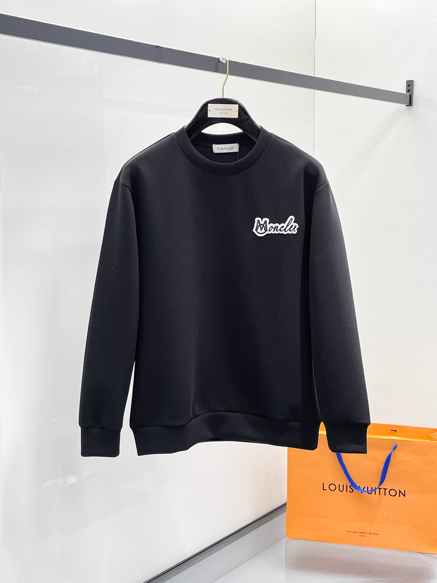 NO:657276,Meng Mouth 2025 Autumn and Winter Men's Letter Logo Pullover Space Cotton Sweatshirt Classic OS version, simple yet stylish. Daily sports and leisure business without pressure...Customer-supplied space knitted cotton, made through a micro-knitting three-dimensional process, the inside is as neat as scales, super texture, breathable and comfortable, the details and soft touch are invincible, the first choice for wearing alone! Color White/Black  Size XS/S/M/L,,Moncler,hoodie,sweatshirts,alexander wang19860909蒙口 2025秋冬男士字母标识套头太空棉卫衣 经典OS版型,简约而不失格调.日常运动休闲商务毫无压力... 客供太空针织棉,经由微型针织立体工艺过程制作,内里鳞甲般工整,质感超强,透气舒适,细节感和触感柔更是无敌,单穿内搭首选! 颜色白色/黑色 尺码XS/S/M/L,,Moncler,hoodie,sweatshirts,alexander wang,Men's clothing