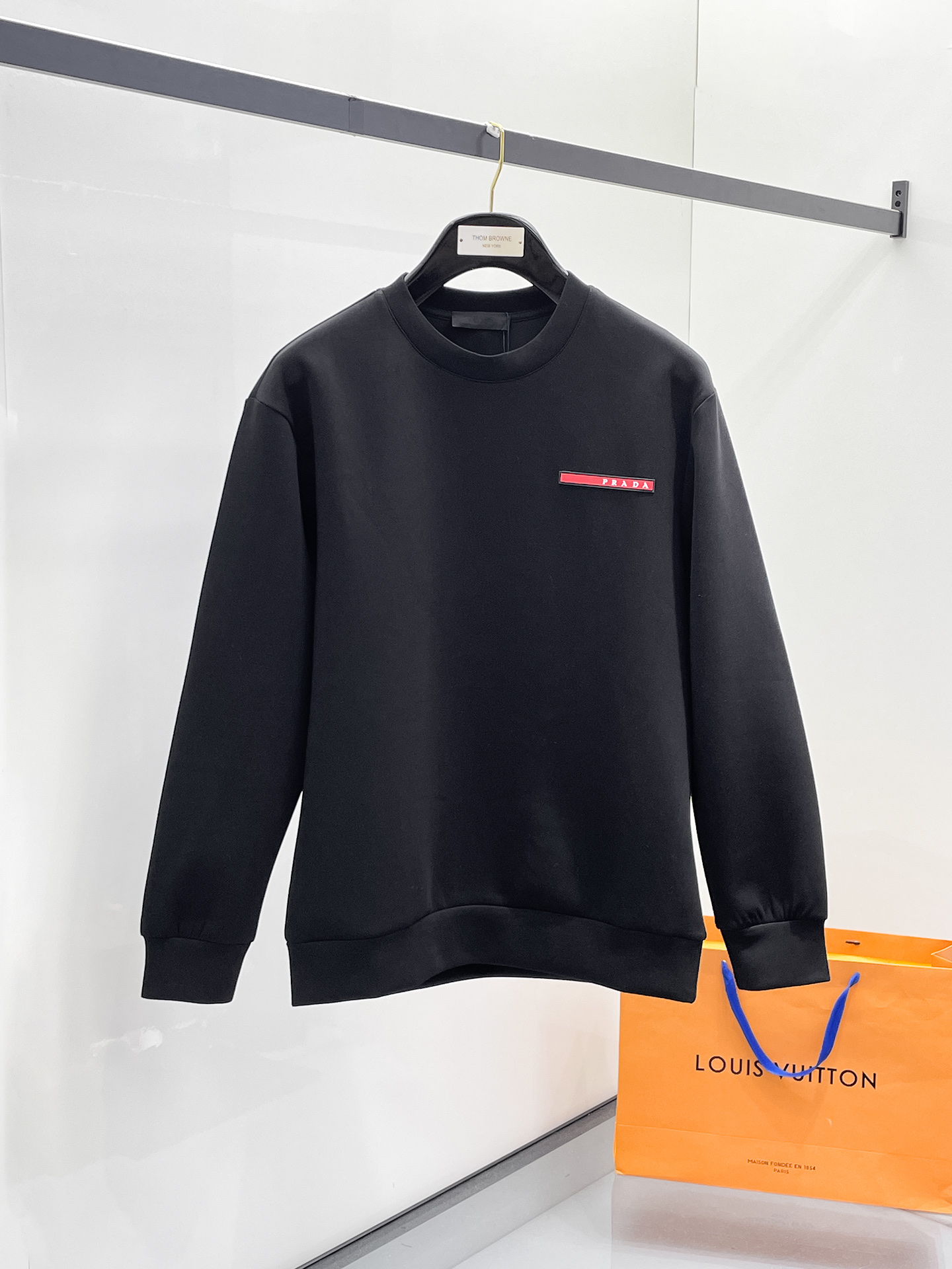 NO:657268,Prada 2025 Autumn and Winter Men's Letter Logo Pullover Space Cotton Sweatshirt Classic OS version, simple yet stylish. No pressure for daily sports, leisure and business...Customer-supplied space knitted cotton, made through a micro-knitting three-dimensional process. The inside is as neat as scales, with super texture, breathable and comfortable, and an invincible sense of detail and soft touch. It is the first choice for wearing alone! Color White/Black  Size XS/S/M/L,,prada,hoodie,sweatshirts,alexander wang19860909普拉达 2025秋冬男士字母标识套头太空棉卫衣 经典OS版型,简约而不失格调.日常运动休闲商务毫无压力... 客供太空针织棉,经由微型针织立体工艺过程制作,内里鳞甲般工整,质感超强,透气舒适,细节感和触感柔更是无敌,单穿内搭首选! 颜色白色/黑色 尺码XS/S/M/L,,prada,hoodie,sweatshirts,alexander wang,Men's clothing