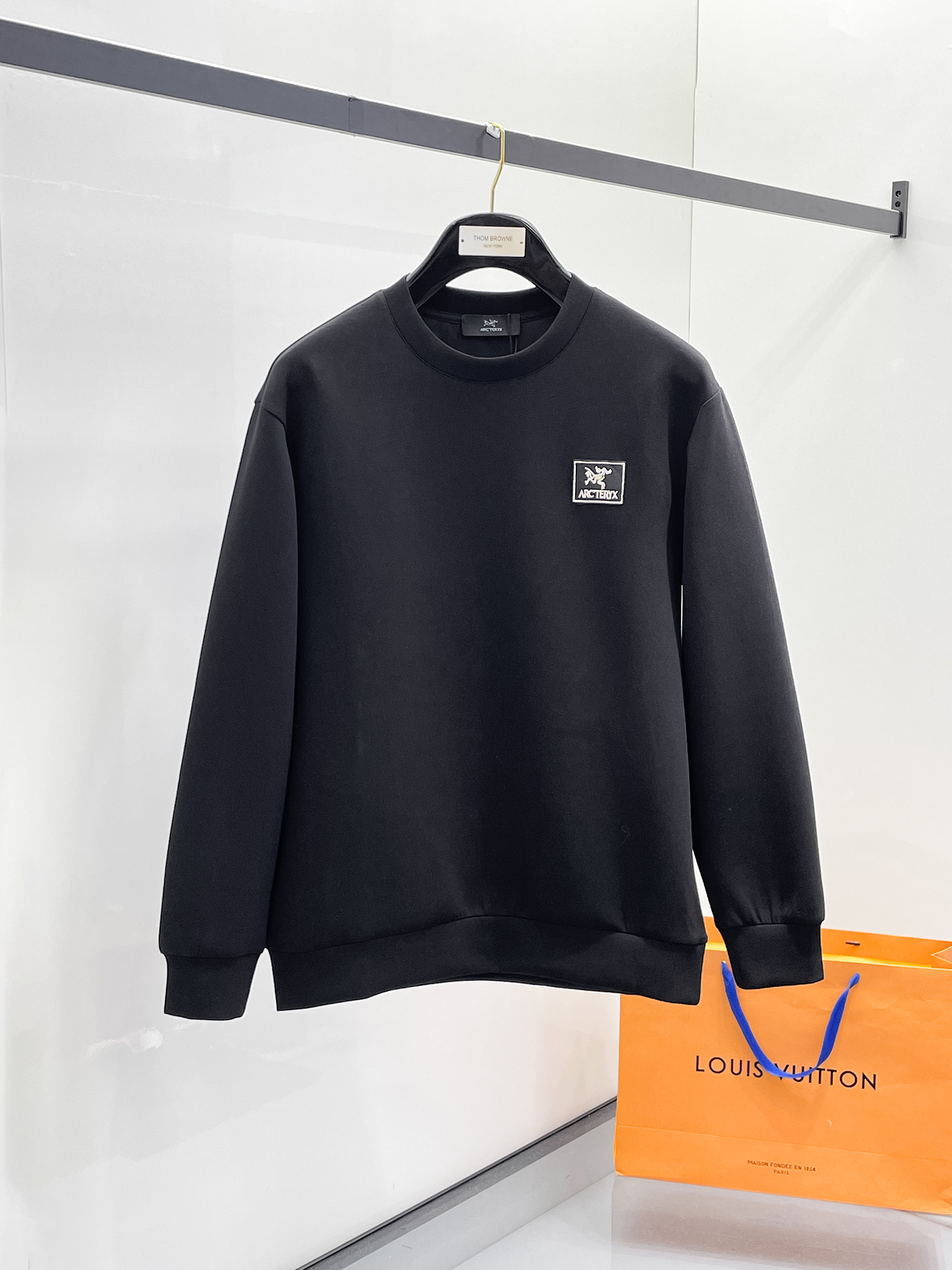 NO:657298,Arc'teryx 2025 Autumn and Winter Men's Letter Logo Pullover Space Cotton Sweatshirt Classic OS version, simple yet stylish. Daily sports and leisure business without pressure...Customer-supplied space knitted cotton, made through a micro-knitting three-dimensional process, the inner lining is as neat as scales, super texture, breathable and comfortable, the details and soft touch are invincible, the first choice for single wear and inner wear! Color White/Black  Size XS/S/M/L,arc'teryx,hoodie,sweatshirts,alexander wang19860909始祖鸟 2025秋冬男士字母标识套头太空棉卫衣 经典OS版型,简约而不失格调.日常运动休闲商务毫无压力... 客供太空针织棉,经由微型针织立体工艺过程制作,内里鳞甲般工整,质感超强,透气舒适,细节感和触感柔更是无敌,单穿内搭首选! 颜色白色/黑色 尺码XS/S/M/L,arc'teryx,hoodie,sweatshirts,alexander wang,Men's clothing