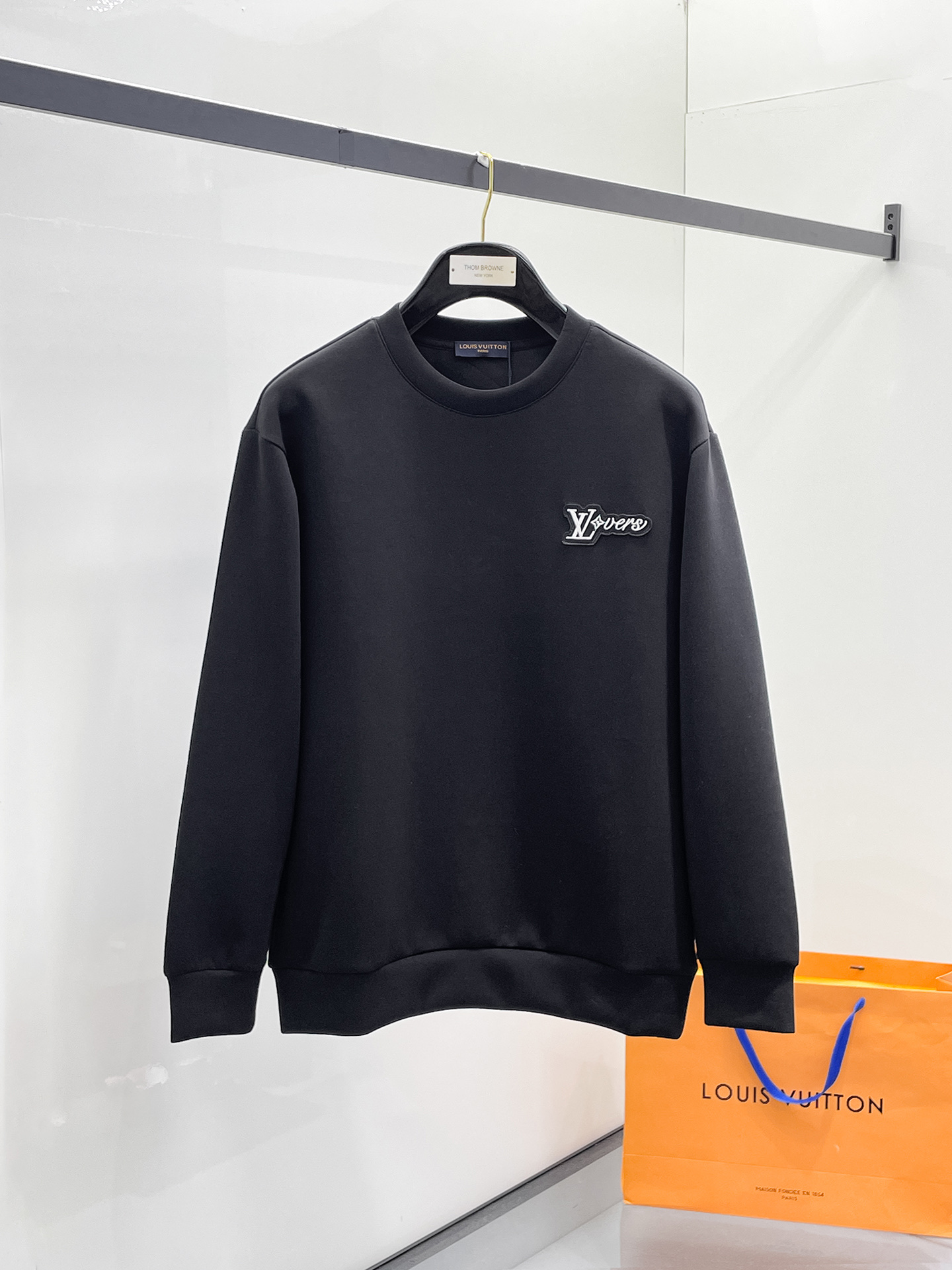 NO:657302,LV 2025 autumn and winter men's letter logo pullover space cotton sweatshirt. Classic OS version, simple yet stylish. Daily sports and leisure business without pressure...Customer-supplied space knitted cotton, made through micro-knitting three-dimensional process, the inside is as neat as scales, super texture, breathable and comfortable, the details and soft touch are invincible, the first choice for single wear and inner wear! Color white/black, size XS/S/M/L,, louis  vuitton,hoodie,sweatshirts,alexander wang19860909LV 2025秋冬男士字母标识套头太空棉卫衣 经典OS版型,简约而不失格调.日常运动休闲商务毫无压力... 客供太空针织棉,经由微型针织立体工艺过程制作,内里鳞甲般工整,质感超强,透气舒适,细节感和触感柔更是无敌,单穿内搭首选! 颜色白色/黑色 尺码XS/S/M/L,,louis vuitton,hoodie,sweatshirts,alexander wang,Men's clothing