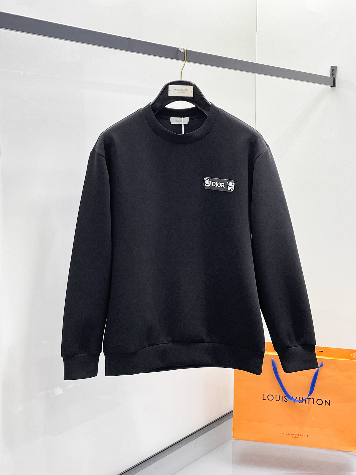 NO:657227,Dior 2025 Autumn and Winter Men's Letter Logo Pullover Space Cotton Sweatshirt Classic OS version, simple yet stylish. No pressure for daily sports, leisure and business...Customer-supplied space knitted cotton, made through a micro-knitting three-dimensional process, the inside is as neat as scales, has a super texture, is breathable and comfortable, and has an invincible sense of detail and soft touch. It is the first choice for wearing alone! Color White/Black  Size XS/S/M/L,,dior,hoodie,sweatshirts,alexander wang19860909迪奥 2025秋冬男士字母标识套头太空棉卫衣 经典OS版型,简约而不失格调.日常运动休闲商务毫无压力... 客供太空针织棉,经由微型针织立体工艺过程制作,内里鳞甲般工整,质感超强,透气舒适,细节感和触感柔更是无敌,单穿内搭首选! 颜色白色/黑色 尺码XS/S/M/L,,dior,hoodie,sweatshirts,alexander wang,Men's clothing