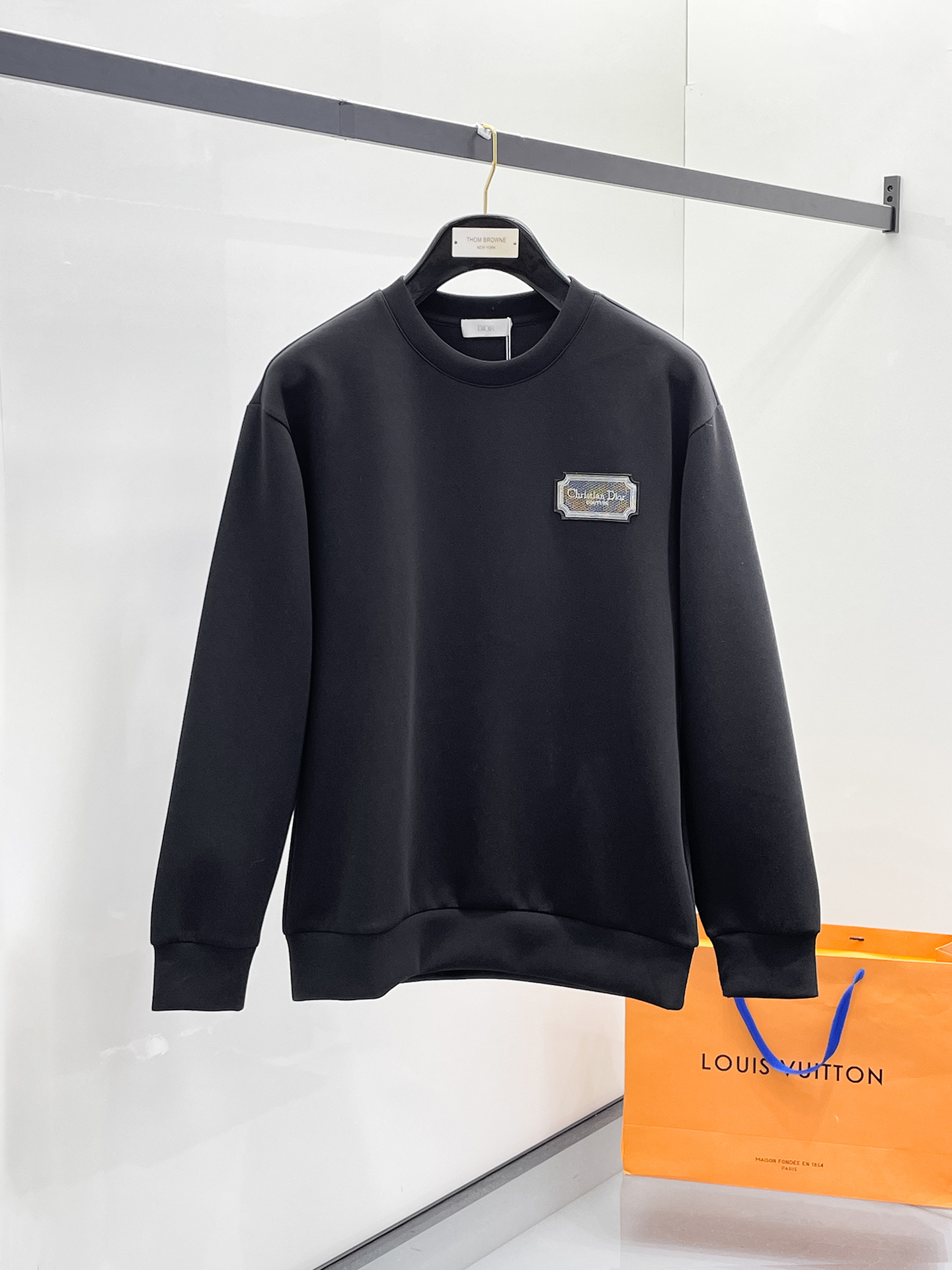 NO:657277,Dior 2025 Autumn and Winter Men's Letter Logo Pullover Space Cotton Sweatshirt Classic OS version, simple yet stylish. No pressure for daily sports, leisure and business...Customer-supplied space knitted cotton, made through a micro-knitting three-dimensional process, the inside is as neat as scales, has a super texture, is breathable and comfortable, and has an invincible sense of detail and soft touch. It is the first choice for wearing alone! Color White/Black  Size XS/S/M/L,,dior,hoodie,sweatshirts,alexander wang19860909迪奥 2025秋冬男士字母标识套头太空棉卫衣 经典OS版型,简约而不失格调.日常运动休闲商务毫无压力... 客供太空针织棉,经由微型针织立体工艺过程制作,内里鳞甲般工整,质感超强,透气舒适,细节感和触感柔更是无敌,单穿内搭首选! 颜色白色/黑色 尺码XS/S/M/L,,dior,hoodie,sweatshirts,alexander wang,Men's clothing