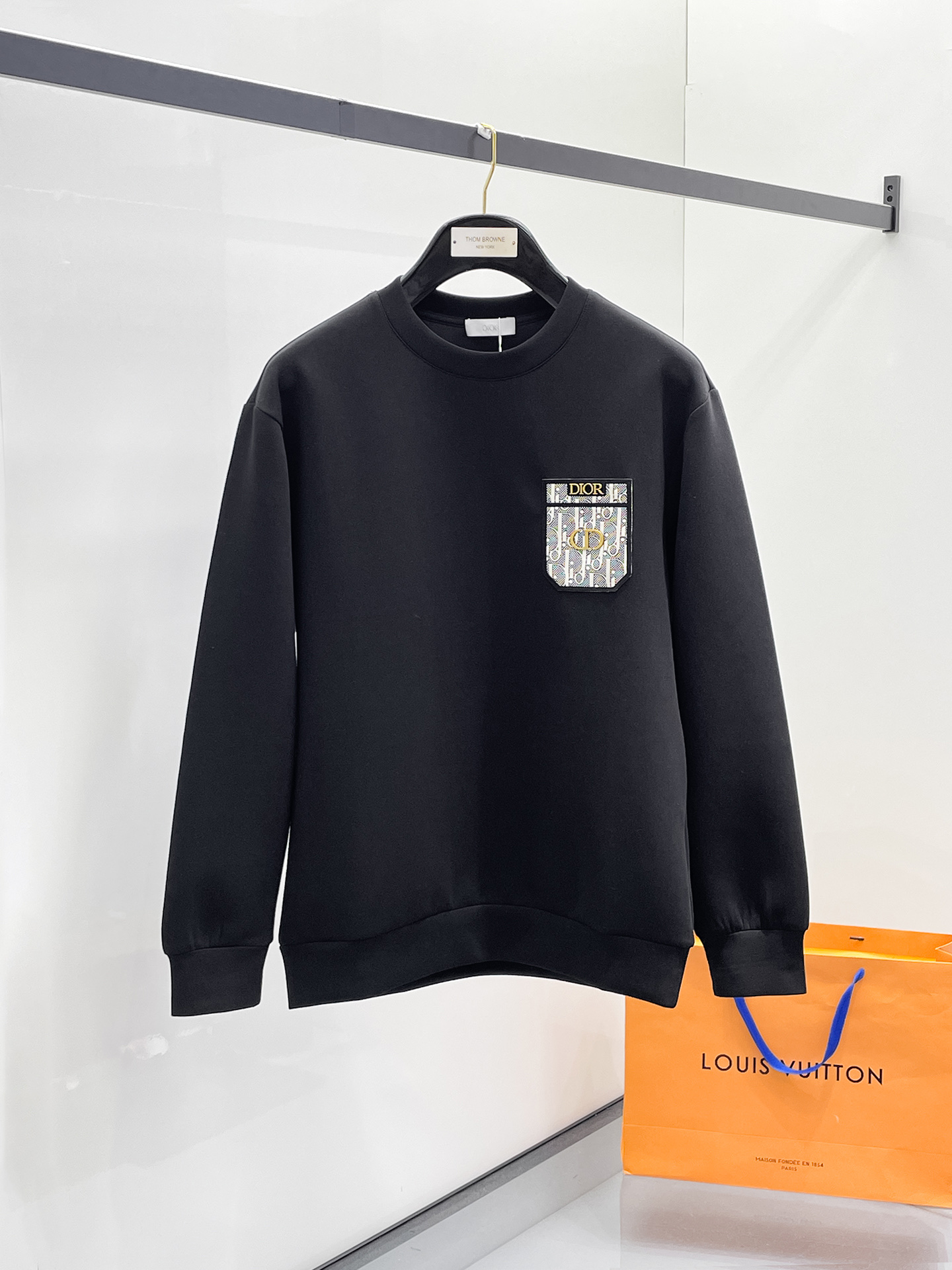 NO:657286,Dior 2025 Autumn and Winter Men's Letter Logo Pullover Space Cotton Sweatshirt Classic OS version, simple yet stylish. No pressure for daily sports, leisure and business...Customer-supplied space knitted cotton, made through a micro-knitting three-dimensional process, the inside is as neat as scales, has a super texture, is breathable and comfortable, and has an invincible sense of detail and soft touch. It is the first choice for wearing alone! Color White/Black  Size XS/S/M/L,,dior,hoodie,sweatshirts,alexander wang19860909迪奥 2025秋冬男士字母标识套头太空棉卫衣 经典OS版型,简约而不失格调.日常运动休闲商务毫无压力... 客供太空针织棉,经由微型针织立体工艺过程制作,内里鳞甲般工整,质感超强,透气舒适,细节感和触感柔更是无敌,单穿内搭首选! 颜色白色/黑色 尺码XS/S/M/L,,dior,hoodie,sweatshirts,alexander wang,Men's clothing