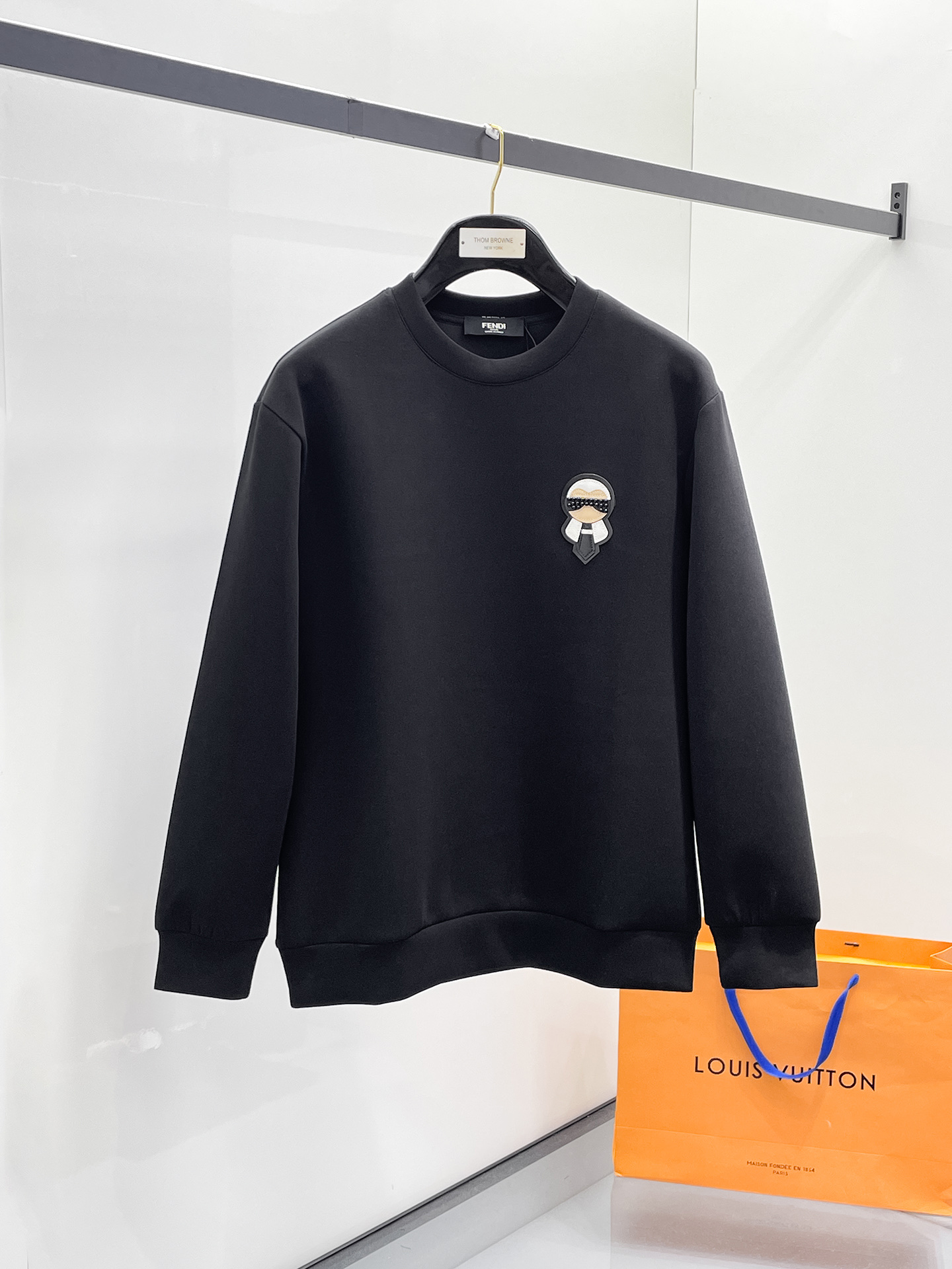 NO:657291,Fendi 2025 Autumn and Winter Men's Letter Logo Pullover Space Cotton Sweatshirt Classic OS version, simple yet stylish. Daily sports and leisure business without pressure...Customer-supplied space knitted cotton, made through a micro-knitting three-dimensional process, the inside is as neat as scales, super texture, breathable and comfortable, the details and soft touch are invincible, the first choice for wearing alone! Color White/Black  Size XS/S/M/L,,fendi,hoodie,sweatshirts,alexander wang19860909芬迪 2025秋冬男士字母标识套头太空棉卫衣 经典OS版型,简约而不失格调.日常运动休闲商务毫无压力... 客供太空针织棉,经由微型针织立体工艺过程制作,内里鳞甲般工整,质感超强,透气舒适,细节感和触感柔更是无敌,单穿内搭首选! 颜色白色/黑色 尺码XS/S/M/L,,fendi,hoodie,sweatshirts,alexander wang,Men's clothing