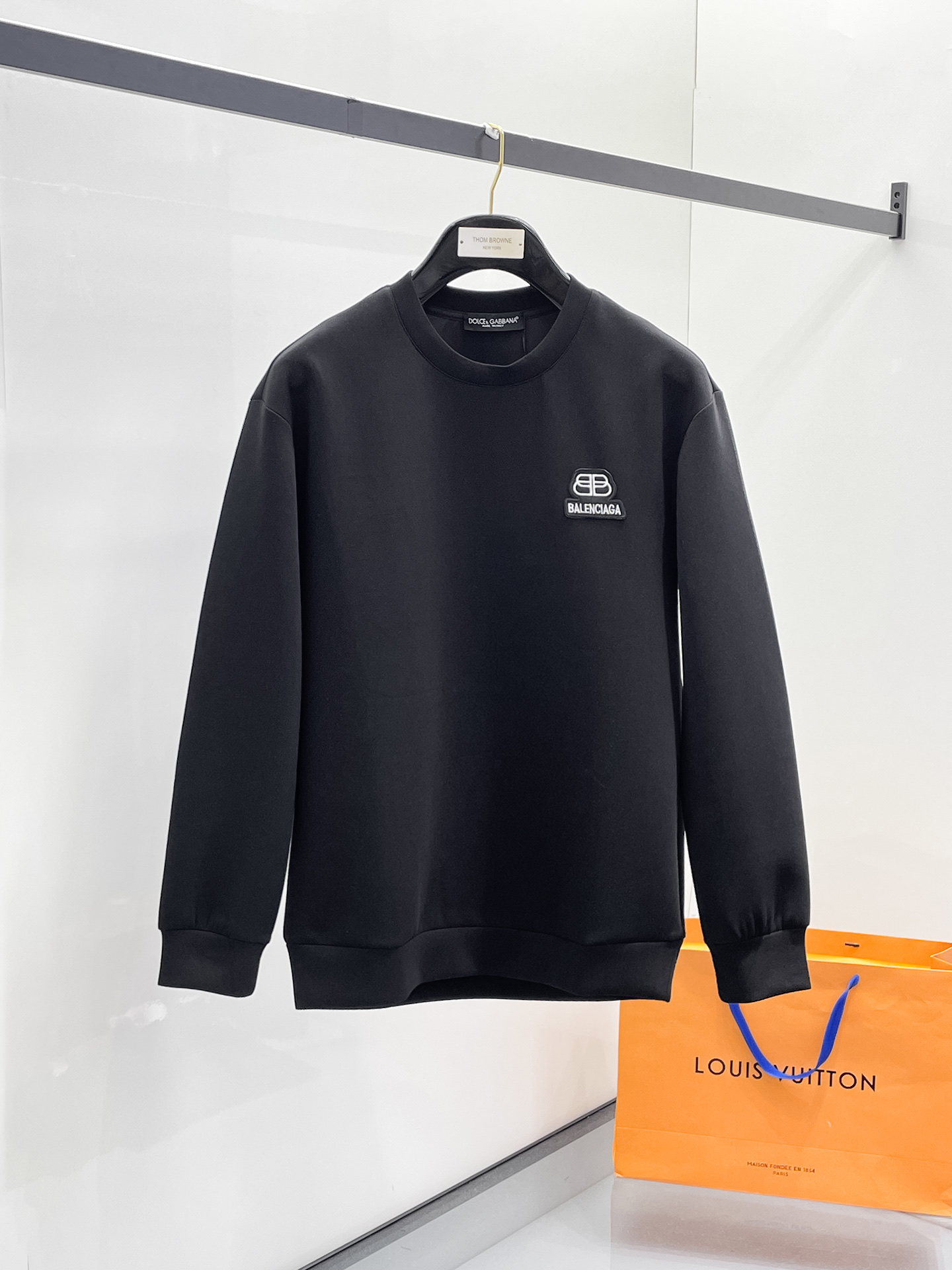 NO:657299,Balenciaga 2025 Autumn and Winter Men's Letter Logo Pullover Space Cotton Sweatshirt Classic OS version, simple yet stylish. Daily sports and leisure business without pressure...Customer-supplied space knitted cotton, made through a micro-knitting three-dimensional process. The inner lining is as neat as scales, with super texture, breathable and comfortable, and an invincible sense of detail and soft touch. It is the first choice for single wear and inner wear! Color White/Black  Size XS/S/M/L,,balenciaga,hoodie,sweatshirts,alexander wang19860909巴黎世家 2025秋冬男士字母标识套头太空棉卫衣 经典OS版型,简约而不失格调.日常运动休闲商务毫无压力... 客供太空针织棉,经由微型针织立体工艺过程制作,内里鳞甲般工整,质感超强,透气舒适,细节感和触感柔更是无敌,单穿内搭首选! 颜色白色/黑色 尺码XS/S/M/L,,balenciaga,hoodie,sweatshirts,alexander wang,Men's clothing