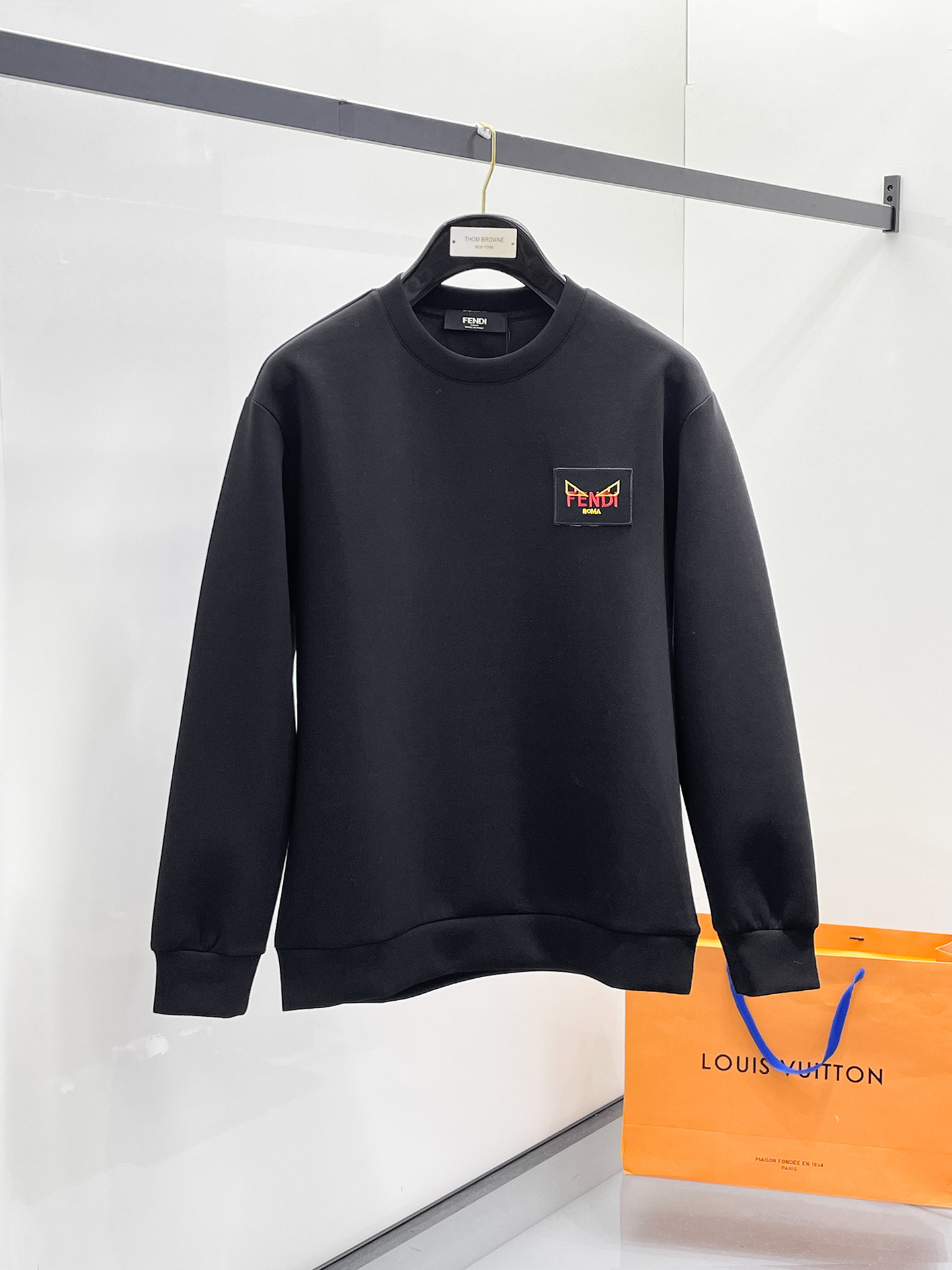 NO:657307,Fendi 2025 Autumn and Winter Men's Letter Logo Pullover Space Cotton Sweatshirt Classic OS version, simple yet stylish. Daily sports and leisure business without pressure...Customer-supplied space knitted cotton, made through a micro-knitting three-dimensional process, the inside is as neat as scales, super texture, breathable and comfortable, the details and soft touch are invincible, the first choice for wearing alone! Color White/Black  Size XS/S/M/L,,fendi,hoodie,sweatshirts,alexander wang19860909芬迪 2025秋冬男士字母标识套头太空棉卫衣 经典OS版型,简约而不失格调.日常运动休闲商务毫无压力... 客供太空针织棉,经由微型针织立体工艺过程制作,内里鳞甲般工整,质感超强,透气舒适,细节感和触感柔更是无敌,单穿内搭首选! 颜色白色/黑色 尺码XS/S/M/L,,fendi,hoodie,sweatshirts,alexander wang,Men's clothing