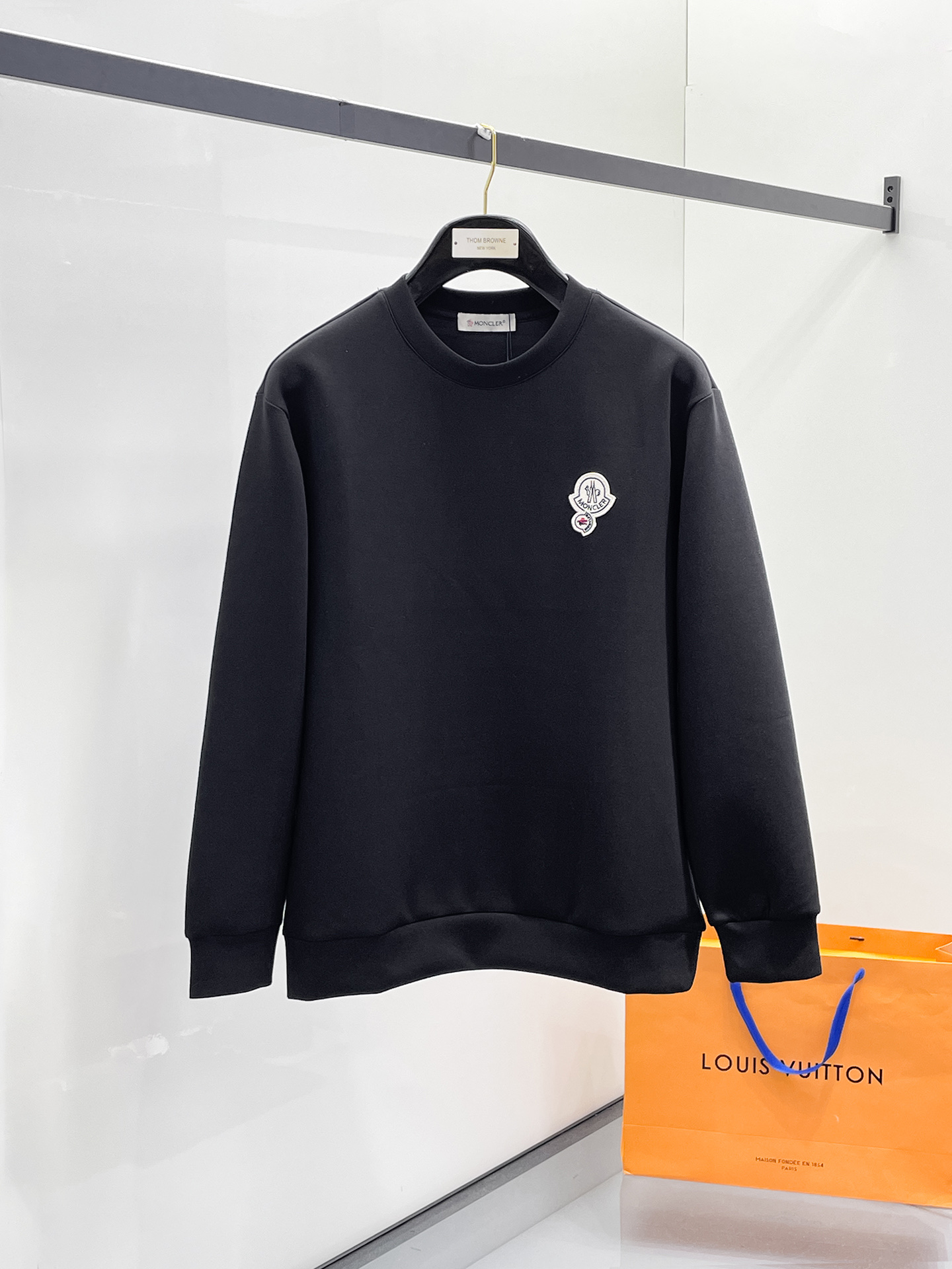 NO:657316,Meng Mouth 2025 Autumn and Winter Men's Letter Logo Pullover Space Cotton Sweatshirt Classic OS version, simple yet stylish. Daily sports and leisure business without pressure...Customer-supplied space knitted cotton, made through a micro-knitting three-dimensional process, the inside is as neat as scales, super texture, breathable and comfortable, the details and soft touch are invincible, the first choice for wearing alone! Color White/Black  Size XS/S/M/L,,Moncler,hoodie,sweatshirts,alexander wang19860909蒙口 2025秋冬男士字母标识套头太空棉卫衣 经典OS版型,简约而不失格调.日常运动休闲商务毫无压力... 客供太空针织棉,经由微型针织立体工艺过程制作,内里鳞甲般工整,质感超强,透气舒适,细节感和触感柔更是无敌,单穿内搭首选! 颜色白色/黑色 尺码XS/S/M/L,,Moncler,hoodie,sweatshirts,alexander wang,Men's clothing