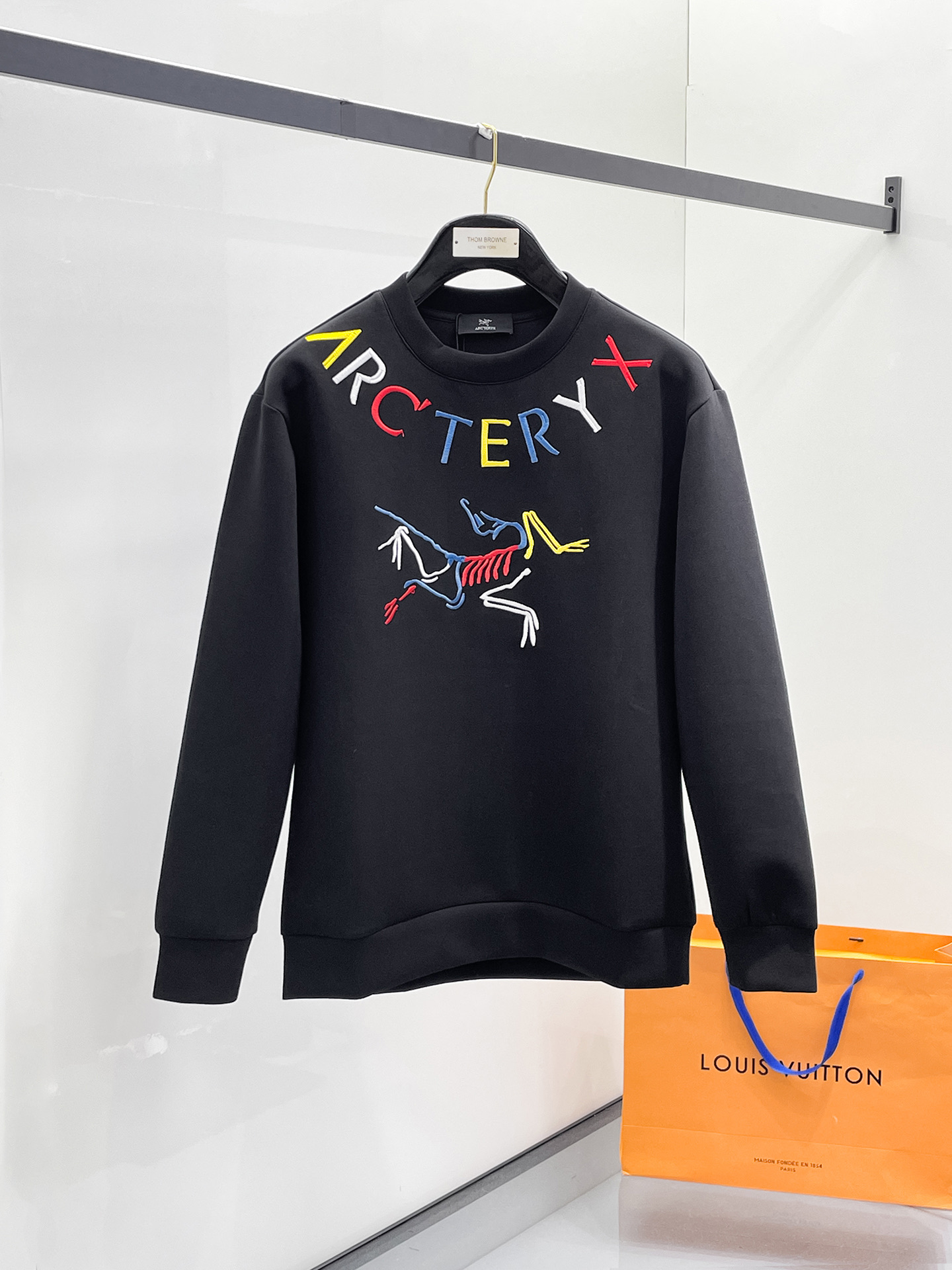 NO:657306,Arc'teryx 2025 Autumn and Winter Men's Letter Logo Pullover Space Cotton Sweatshirt Classic OS version, simple yet stylish. Daily sports and leisure business without pressure...Customer-supplied space knitted cotton, made through a micro-knitting three-dimensional process, the inner lining is as neat as scales, super texture, breathable and comfortable, the details and soft touch are invincible, the first choice for single wear and inner wear! Color White/Black  Size XS/S/M/L,arc'teryx,hoodie,sweatshirts,alexander wang19860909始祖鸟 2025秋冬男士字母标识套头太空棉卫衣 经典OS版型,简约而不失格调.日常运动休闲商务毫无压力... 客供太空针织棉,经由微型针织立体工艺过程制作,内里鳞甲般工整,质感超强,透气舒适,细节感和触感柔更是无敌,单穿内搭首选! 颜色白色/黑色 尺码XS/S/M/L,arc'teryx,hoodie,sweatshirts,alexander wang,Men's clothing