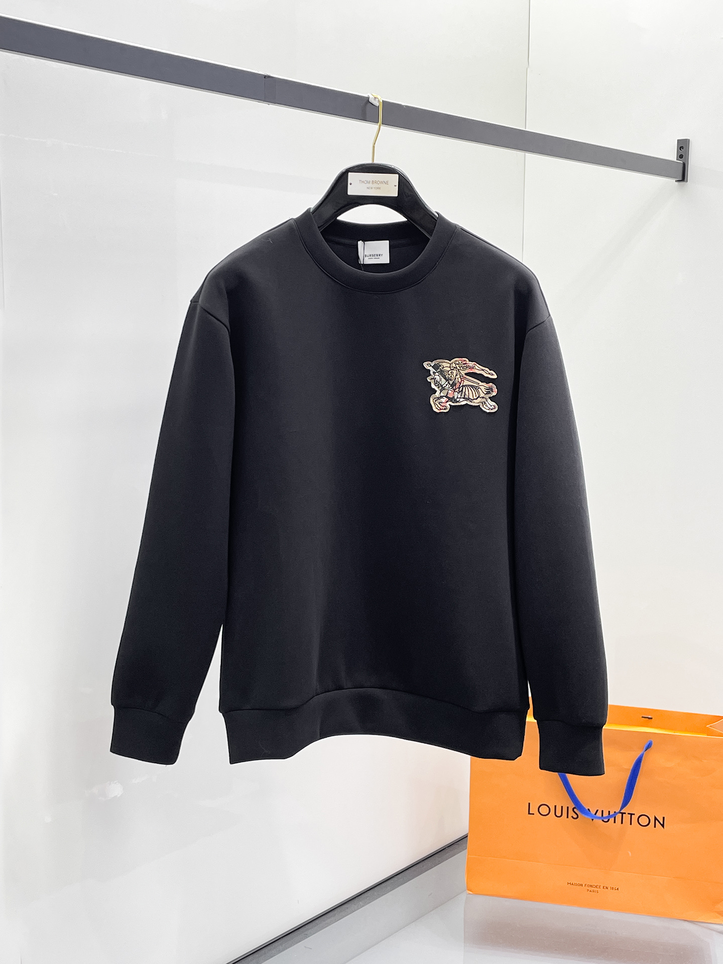 NO:657269,Burberry 2025 Autumn and Winter Men's Letter Logo Pullover Space Cotton Sweatshirt Classic OS version, simple yet stylish. Daily sports and leisure business without pressure...Customer-supplied space knitted cotton, made through a micro-knitting three-dimensional process, the inside is as neat as scales, super texture, breathable and comfortable, the details and soft touch are invincible, the first choice for wearing alone! Color White/Black  Size XS/S/M/L,,burberry,hoodie,sweatshirts,alexander wang19860909巴宝莉 2025秋冬男士字母标识套头太空棉卫衣 经典OS版型,简约而不失格调.日常运动休闲商务毫无压力... 客供太空针织棉,经由微型针织立体工艺过程制作,内里鳞甲般工整,质感超强,透气舒适,细节感和触感柔更是无敌,单穿内搭首选! 颜色白色/黑色 尺码XS/S/M/L,,burberry,hoodie,sweatshirts,alexander wang,Men's clothing