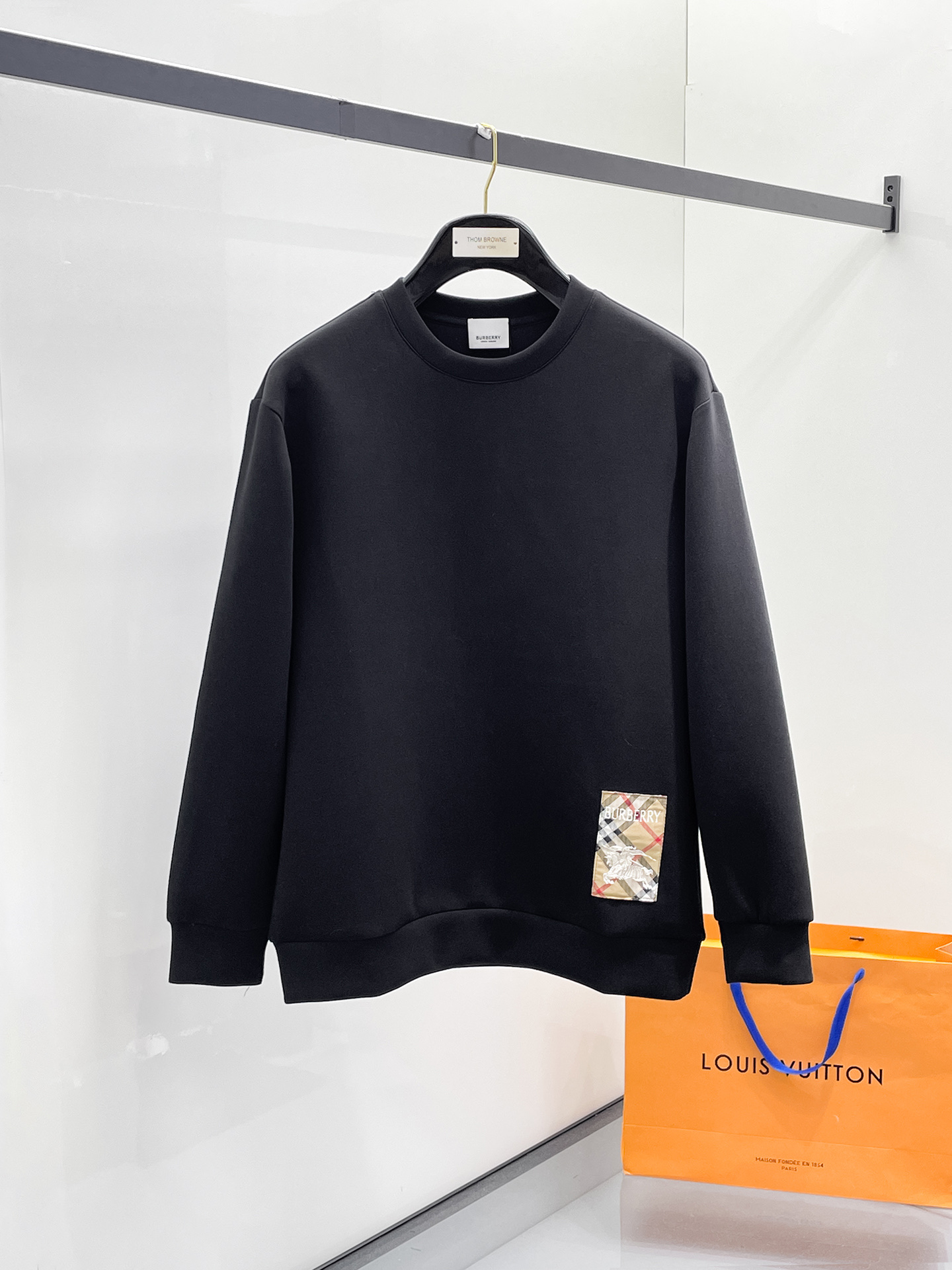 NO:657341,Burberry 2025 Autumn and Winter Men's Letter Logo Pullover Space Cotton Sweatshirt Classic OS version, simple yet stylish. Daily sports and leisure business without pressure...Customer-supplied space knitted cotton, made through a micro-knitting three-dimensional process, the inside is as neat as scales, super texture, breathable and comfortable, the details and soft touch are invincible, the first choice for wearing alone! Color White/Black  Size XS/S/M/L,,burberry,hoodie,sweatshirts,alexander wang19860909巴宝莉 2025秋冬男士字母标识套头太空棉卫衣 经典OS版型,简约而不失格调.日常运动休闲商务毫无压力... 客供太空针织棉,经由微型针织立体工艺过程制作,内里鳞甲般工整,质感超强,透气舒适,细节感和触感柔更是无敌,单穿内搭首选! 颜色白色/黑色 尺码XS/S/M/L,,burberry,hoodie,sweatshirts,alexander wang,Men's clothing