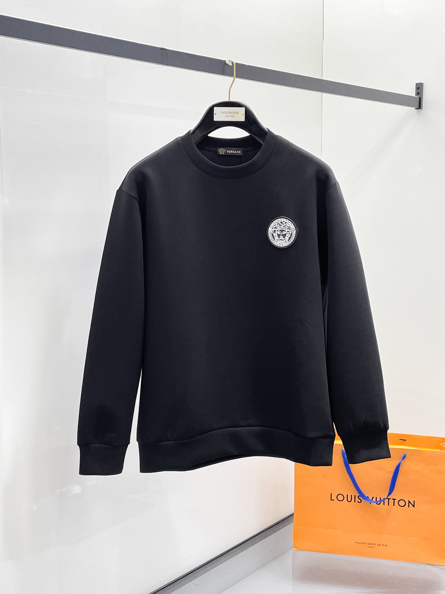 NO:657263,Versace 2025 Autumn and Winter Men's Letter Logo Pullover Space Cotton Sweatshirt Classic OS version, simple yet stylish. Daily sports and leisure business without pressure...Customer-supplied space knitted cotton, made through a micro-knitting three-dimensional process, the inside is as neat as scales, super texture, breathable and comfortable, the details and soft touch are invincible, the first choice for single wear and inner wear! Color White/Black  Size XS/S/M/L,,versace,hoodie,sweatshirts,alexander wang19860909范思哲 2025秋冬男士字母标识套头太空棉卫衣 经典OS版型,简约而不失格调.日常运动休闲商务毫无压力... 客供太空针织棉,经由微型针织立体工艺过程制作,内里鳞甲般工整,质感超强,透气舒适,细节感和触感柔更是无敌,单穿内搭首选! 颜色白色/黑色 尺码XS/S/M/L,,versace,hoodie,sweatshirts,alexander wang,Men's clothing