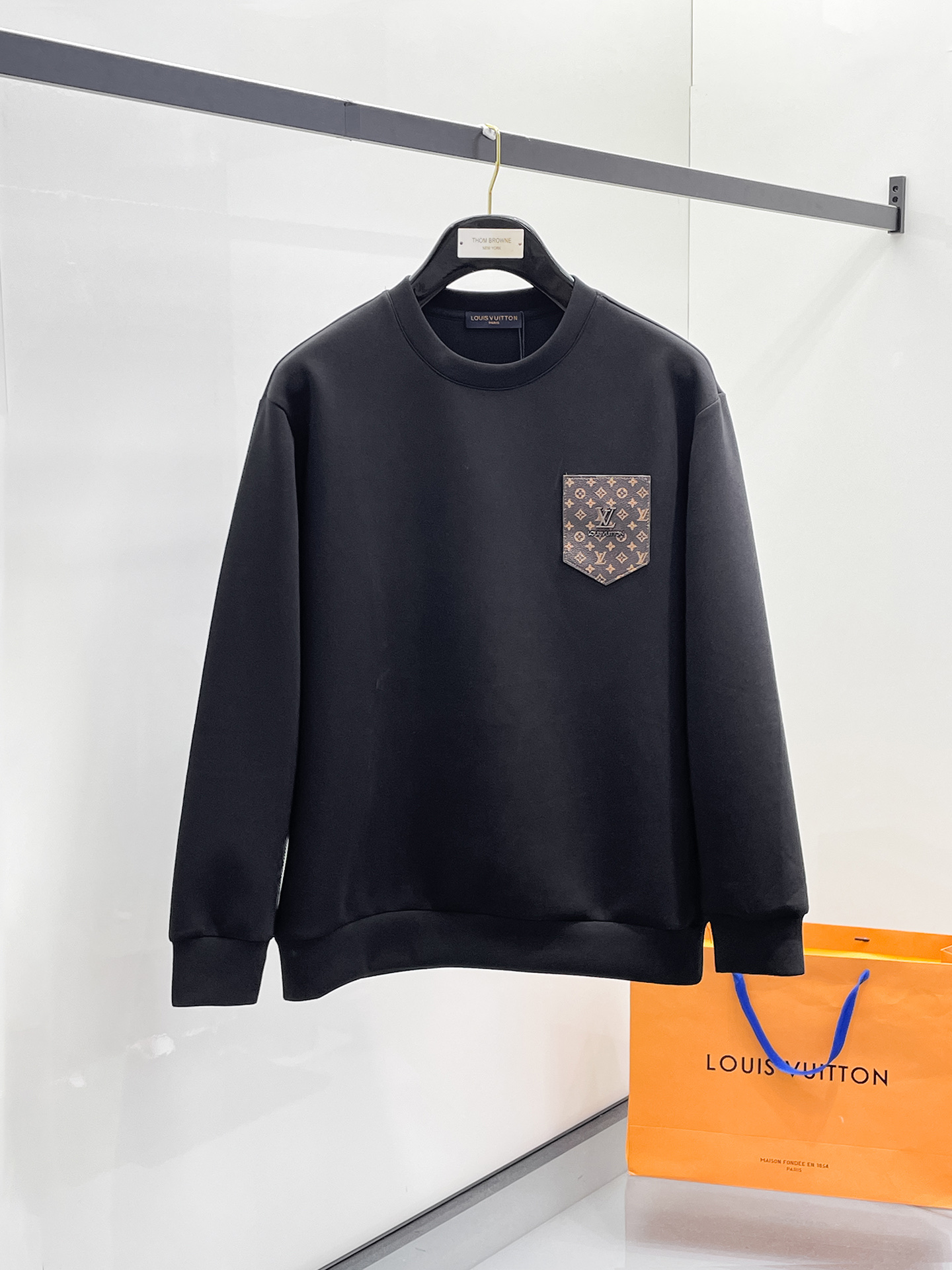NO:657251,LV 2025 autumn and winter men's letter logo pullover space cotton sweatshirt. Classic OS version, simple yet stylish. Daily sports and leisure business without pressure...Customer-supplied space knitted cotton, made through micro-knitting three-dimensional process, the inside is as neat as scales, super texture, breathable and comfortable, the details and soft touch are invincible, the first choice for single wear and inner wear! Color white/black, size XS/S/M/L,, louis  vuitton,hoodie,sweatshirts,alexander wang19860909LV 2025秋冬男士字母标识套头太空棉卫衣 经典OS版型,简约而不失格调.日常运动休闲商务毫无压力... 客供太空针织棉,经由微型针织立体工艺过程制作,内里鳞甲般工整,质感超强,透气舒适,细节感和触感柔更是无敌,单穿内搭首选! 颜色白色/黑色 尺码XS/S/M/L,,louis vuitton,hoodie,sweatshirts,alexander wang,Men's clothing