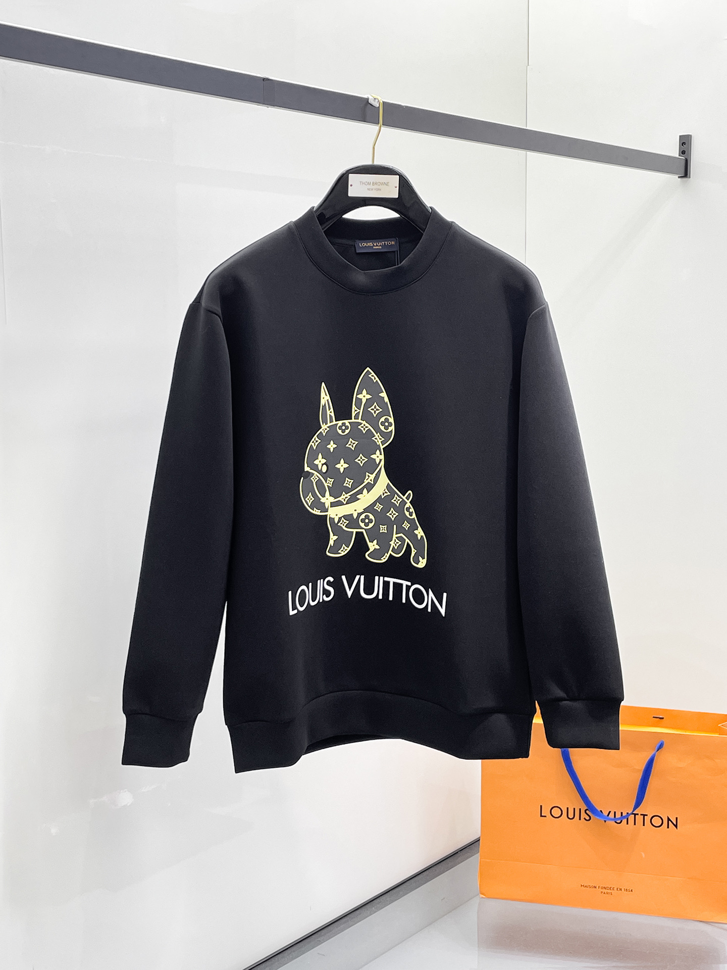 NO:657217,LV 2025 autumn and winter men's letter logo pullover space cotton sweatshirt. Classic OS version, simple yet stylish. Daily sports and leisure business without pressure...Customer-supplied space knitted cotton, made through micro-knitting three-dimensional process, the inside is as neat as scales, super texture, breathable and comfortable, the details and soft touch are invincible, the first choice for single wear and inner wear! Color white/black, size XS/S/M/L,, louis  vuitton,hoodie,sweatshirts,alexander wang19860909LV 2025秋冬男士字母标识套头太空棉卫衣 经典OS版型,简约而不失格调.日常运动休闲商务毫无压力... 客供太空针织棉,经由微型针织立体工艺过程制作,内里鳞甲般工整,质感超强,透气舒适,细节感和触感柔更是无敌,单穿内搭首选! 颜色白色/黑色 尺码XS/S/M/L,,louis vuitton,hoodie,sweatshirts,alexander wang,Men's clothing