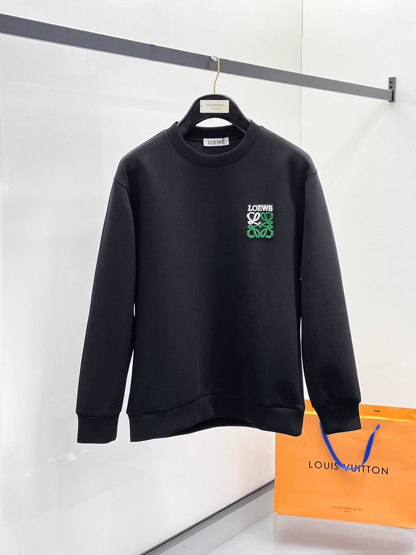 NO:657222,Loewe 2025 Autumn and Winter Men's Letter Logo Pullover Space Cotton Sweatshirt Classic OS version, simple yet stylish. Daily sports and leisure business without pressure...Customer-supplied space knitted cotton, made through a micro-knitting three-dimensional process, the inside is as neat as scales, super texture, breathable and comfortable, with an invincible sense of detail and soft touch. It is the first choice for single wear and inner wear! Color White/Black  Size XS/S/M/L,,loewe,hoodie,sweatshirts,alexander wang19860909罗意威 2025秋冬男士字母标识套头太空棉卫衣 经典OS版型,简约而不失格调.日常运动休闲商务毫无压力... 客供太空针织棉,经由微型针织立体工艺过程制作,内里鳞甲般工整,质感超强,透气舒适,细节感和触感柔更是无敌,单穿内搭首选! 颜色白色/黑色 尺码XS/S/M/L,,loewe,hoodie,sweatshirts,alexander wang,Men's clothing