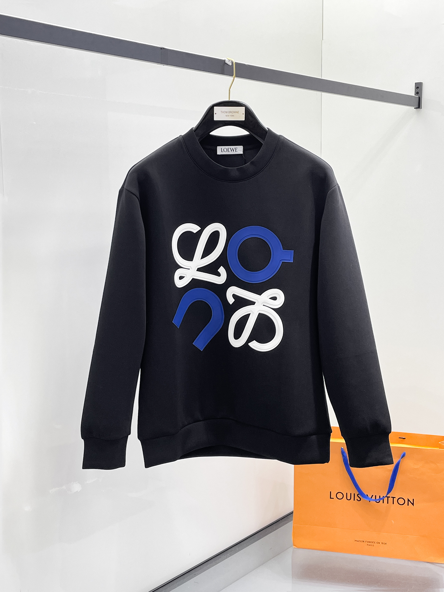 NO:657257,Loewe 2025 Autumn and Winter Men's Letter Logo Pullover Space Cotton Sweatshirt Classic OS version, simple yet stylish. Daily sports and leisure business without pressure...Customer-supplied space knitted cotton, made through a micro-knitting three-dimensional process, the inside is as neat as scales, super texture, breathable and comfortable, with an invincible sense of detail and soft touch. It is the first choice for single wear and inner wear! Color White/Black  Size XS/S/M/L,,loewe,hoodie,sweatshirts,alexander wang19860909罗意威 2025秋冬男士字母标识套头太空棉卫衣 经典OS版型,简约而不失格调.日常运动休闲商务毫无压力... 客供太空针织棉,经由微型针织立体工艺过程制作,内里鳞甲般工整,质感超强,透气舒适,细节感和触感柔更是无敌,单穿内搭首选! 颜色白色/黑色 尺码XS/S/M/L,,loewe,hoodie,sweatshirts,alexander wang,Men's clothing