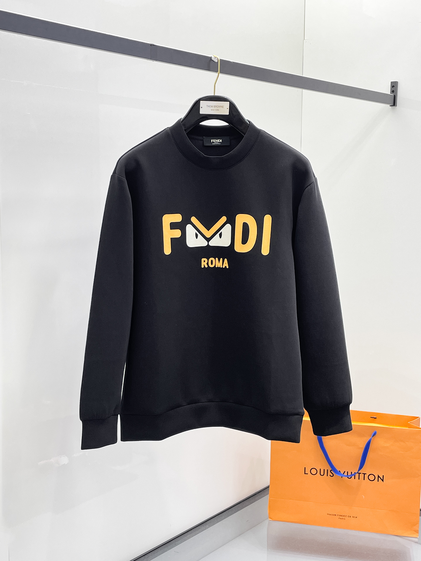NO:657236,Fendi 2025 Autumn and Winter Men's Letter Logo Pullover Space Cotton Sweatshirt Classic OS version, simple yet stylish. Daily sports and leisure business without pressure...Customer-supplied space knitted cotton, made through a micro-knitting three-dimensional process, the inside is as neat as scales, super texture, breathable and comfortable, the details and soft touch are invincible, the first choice for wearing alone! Color White/Black  Size XS/S/M/L,,fendi,hoodie,sweatshirts,alexander wang19860909芬迪 2025秋冬男士字母标识套头太空棉卫衣 经典OS版型,简约而不失格调.日常运动休闲商务毫无压力... 客供太空针织棉,经由微型针织立体工艺过程制作,内里鳞甲般工整,质感超强,透气舒适,细节感和触感柔更是无敌,单穿内搭首选! 颜色白色/黑色 尺码XS/S/M/L,,fendi,hoodie,sweatshirts,alexander wang,Men's clothing