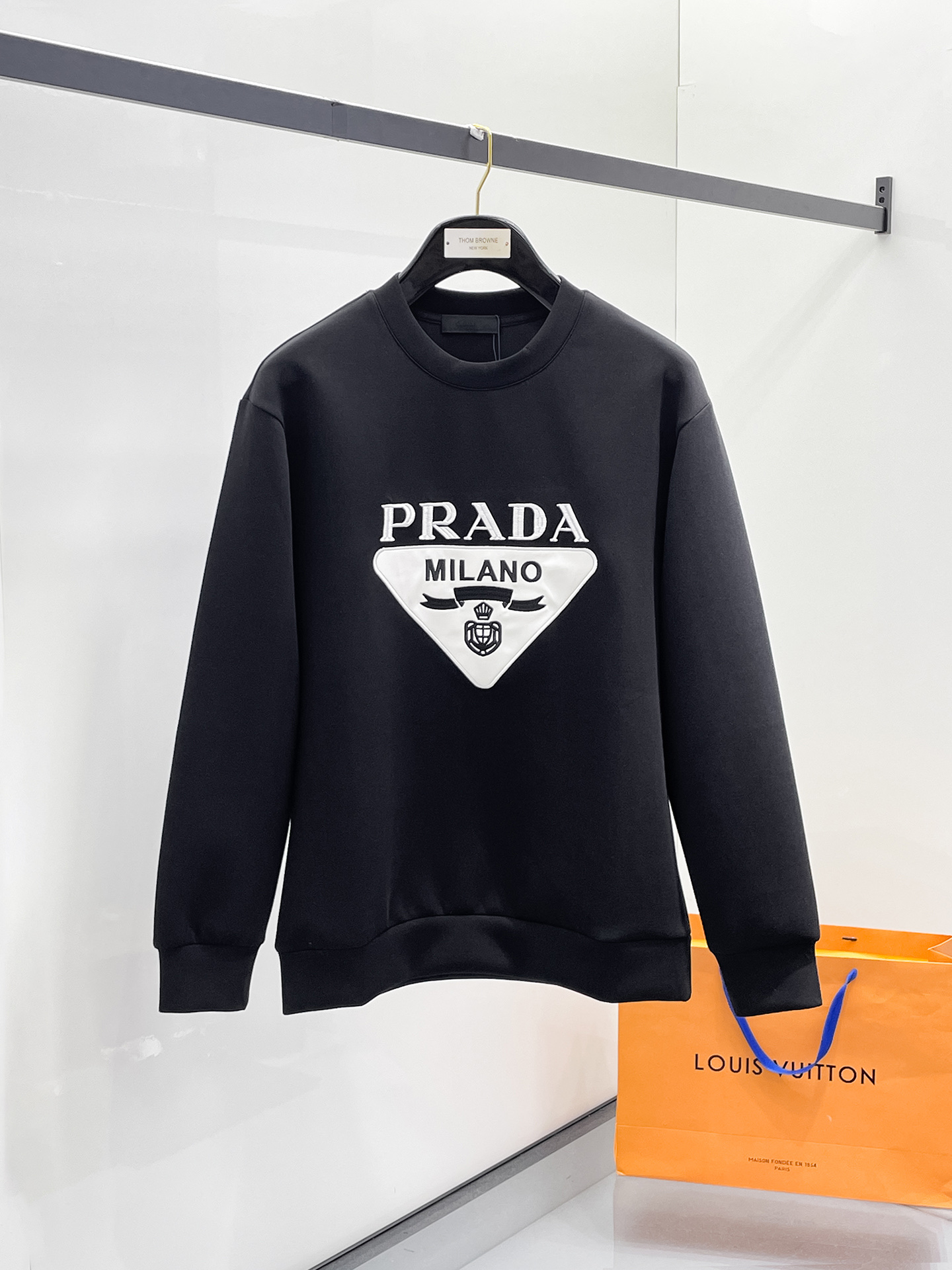 NO:657226,Prada 2025 Autumn and Winter Men's Letter Logo Pullover Space Cotton Sweatshirt Classic OS version, simple yet stylish. No pressure for daily sports, leisure and business...Customer-supplied space knitted cotton, made through a micro-knitting three-dimensional process. The inside is as neat as scales, with super texture, breathable and comfortable, and an invincible sense of detail and soft touch. It is the first choice for wearing alone! Color White/Black  Size XS/S/M/L,,prada,hoodie,sweatshirts,alexander wang19860909普拉达 2025秋冬男士字母标识套头太空棉卫衣 经典OS版型,简约而不失格调.日常运动休闲商务毫无压力... 客供太空针织棉,经由微型针织立体工艺过程制作,内里鳞甲般工整,质感超强,透气舒适,细节感和触感柔更是无敌,单穿内搭首选! 颜色白色/黑色 尺码XS/S/M/L,,prada,hoodie,sweatshirts,alexander wang,Men's clothing
