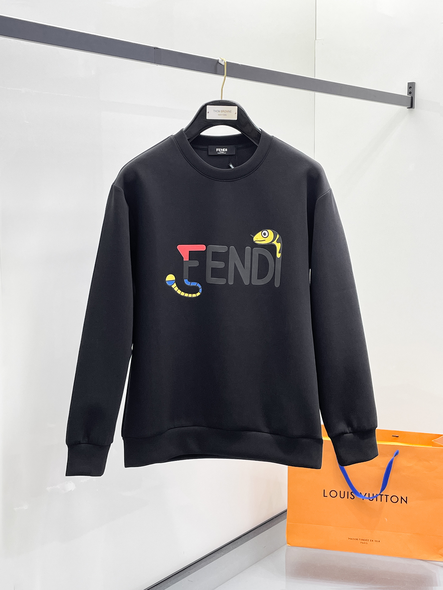 NO:657216,Fendi 2025 Autumn and Winter Men's Letter Logo Pullover Space Cotton Sweatshirt Classic OS version, simple yet stylish. Daily sports and leisure business without pressure...Customer-supplied space knitted cotton, made through a micro-knitting three-dimensional process, the inside is as neat as scales, super texture, breathable and comfortable, the details and soft touch are invincible, the first choice for wearing alone! Color White/Black  Size XS/S/M/L,,fendi,hoodie,sweatshirts,alexander wang19860909芬迪 2025秋冬男士字母标识套头太空棉卫衣 经典OS版型,简约而不失格调.日常运动休闲商务毫无压力... 客供太空针织棉,经由微型针织立体工艺过程制作,内里鳞甲般工整,质感超强,透气舒适,细节感和触感柔更是无敌,单穿内搭首选! 颜色白色/黑色 尺码XS/S/M/L,,fendi,hoodie,sweatshirts,alexander wang,Men's clothing