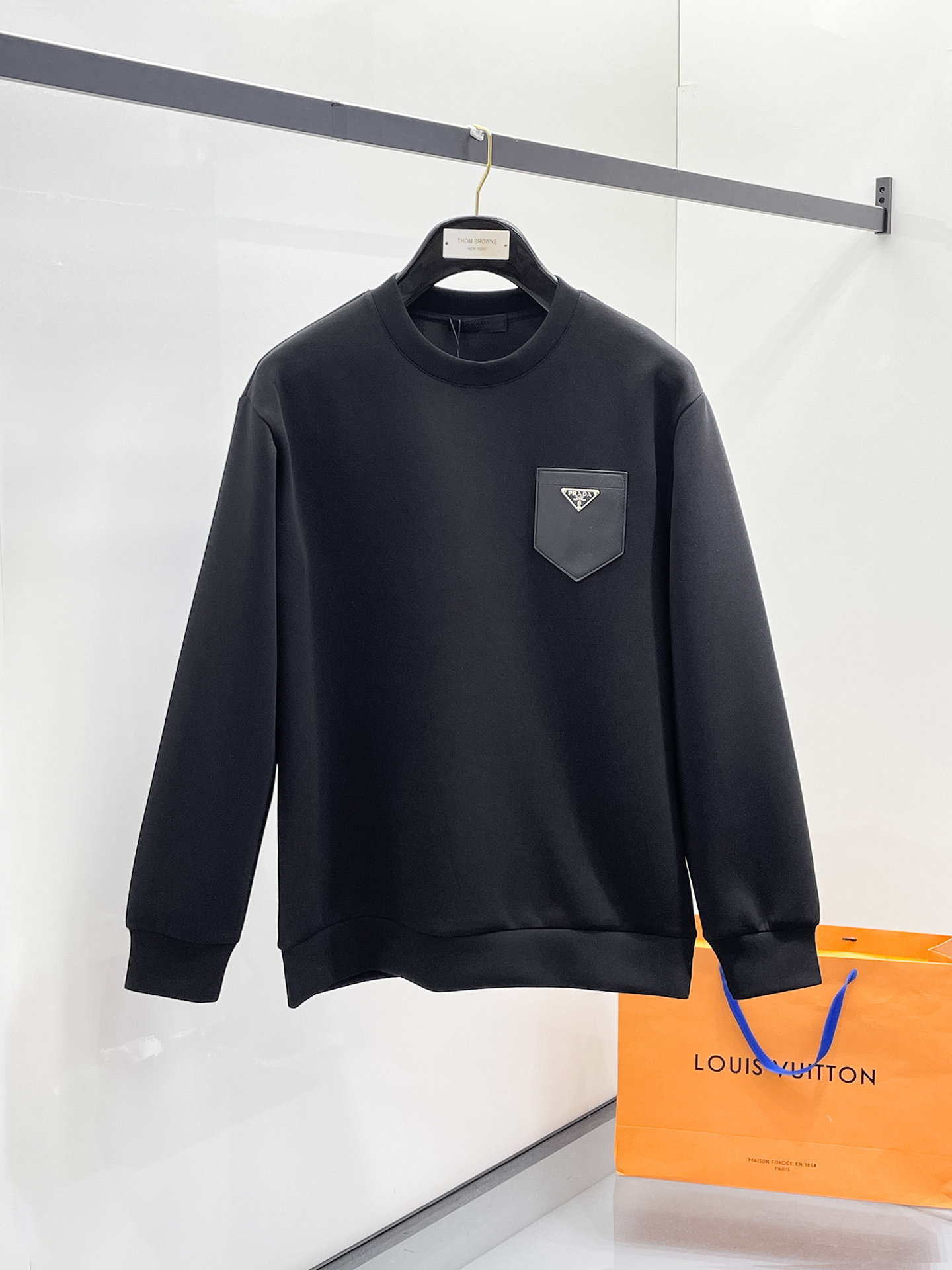 NO:657262,Prada 2025 Autumn and Winter Men's Letter Logo Pullover Space Cotton Sweatshirt Classic OS version, simple yet stylish. No pressure for daily sports, leisure and business...Customer-supplied space knitted cotton, made through a micro-knitting three-dimensional process. The inside is as neat as scales, with super texture, breathable and comfortable, and an invincible sense of detail and soft touch. It is the first choice for wearing alone! Color White/Black  Size XS/S/M/L,,prada,hoodie,sweatshirts,alexander wang19860909普拉达 2025秋冬男士字母标识套头太空棉卫衣 经典OS版型,简约而不失格调.日常运动休闲商务毫无压力... 客供太空针织棉,经由微型针织立体工艺过程制作,内里鳞甲般工整,质感超强,透气舒适,细节感和触感柔更是无敌,单穿内搭首选! 颜色白色/黑色 尺码XS/S/M/L,,prada,hoodie,sweatshirts,alexander wang,Men's clothing