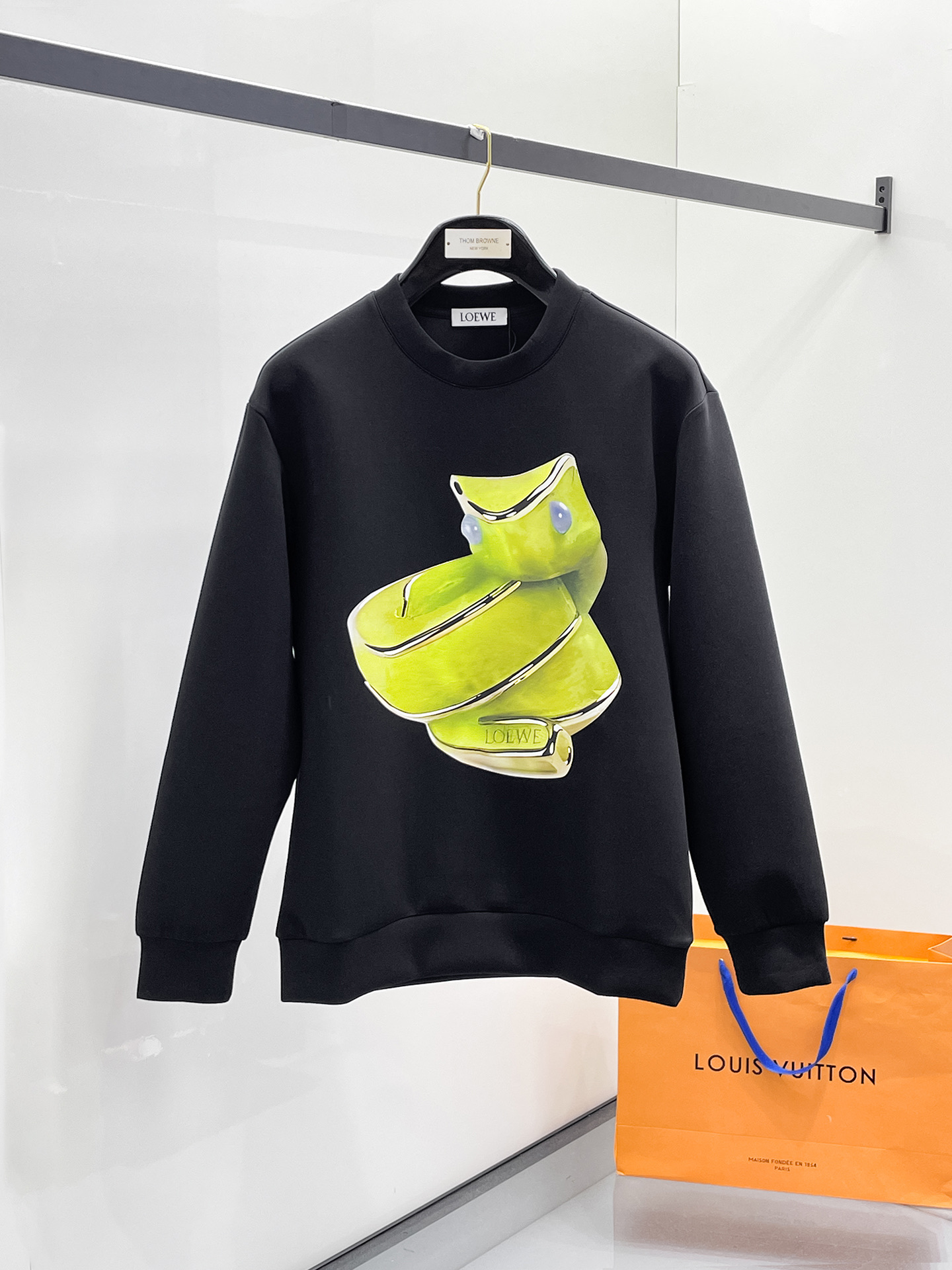 NO:657256,Loewe 2025 Autumn and Winter Men's Letter Logo Pullover Space Cotton Sweatshirt Classic OS version, simple yet stylish. Daily sports and leisure business without pressure...Customer-supplied space knitted cotton, made through a micro-knitting three-dimensional process, the inside is as neat as scales, super texture, breathable and comfortable, with an invincible sense of detail and soft touch. It is the first choice for single wear and inner wear! Color White/Black  Size XS/S/M/L,,loewe,hoodie,sweatshirts,alexander wang19860909罗意威 2025秋冬男士字母标识套头太空棉卫衣 经典OS版型,简约而不失格调.日常运动休闲商务毫无压力... 客供太空针织棉,经由微型针织立体工艺过程制作,内里鳞甲般工整,质感超强,透气舒适,细节感和触感柔更是无敌,单穿内搭首选! 颜色白色/黑色 尺码XS/S/M/L,,loewe,hoodie,sweatshirts,alexander wang,Men's clothing