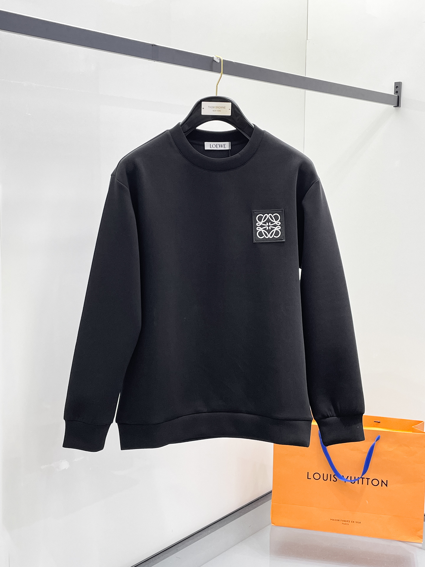 NO:657221,Loewe 2025 Autumn and Winter Men's Letter Logo Pullover Space Cotton Sweatshirt Classic OS version, simple yet stylish. Daily sports and leisure business without pressure...Customer-supplied space knitted cotton, made through a micro-knitting three-dimensional process, the inside is as neat as scales, super texture, breathable and comfortable, with an invincible sense of detail and soft touch. It is the first choice for single wear and inner wear! Color White/Black  Size XS/S/M/L,,loewe,hoodie,sweatshirts,alexander wang19860909罗意威 2025秋冬男士字母标识套头太空棉卫衣 经典OS版型,简约而不失格调.日常运动休闲商务毫无压力... 客供太空针织棉,经由微型针织立体工艺过程制作,内里鳞甲般工整,质感超强,透气舒适,细节感和触感柔更是无敌,单穿内搭首选! 颜色白色/黑色 尺码XS/S/M/L,,loewe,hoodie,sweatshirts,alexander wang,Men's clothing