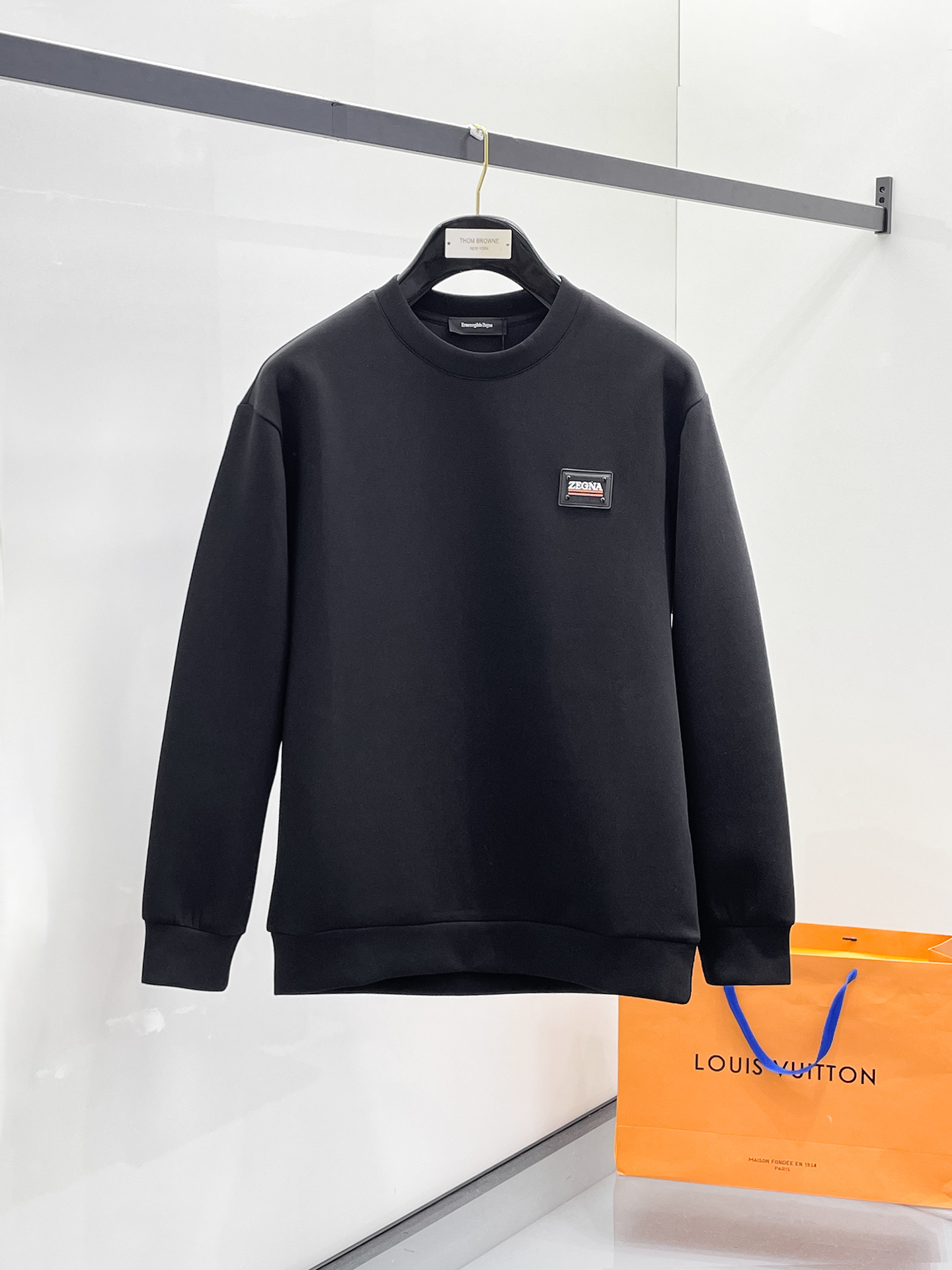 NO:657231,Ermenegildo Zegna 2025 Autumn and Winter Men's Letter Logo Pullover Space Cotton Sweatshirt Classic OS version, simple yet stylish. No pressure for daily sports and leisure business...Customer-supplied space knitted cotton, made through a micro-knitting three-dimensional process, the inside is as neat as scales, has a super texture, is breathable and comfortable, and has an invincible sense of detail and soft touch. It is the first choice for wearing alone! Color White/Black  Size XS/S/M/L,,zegna,hoodie,sweatshirts,alexander wang19860909杰尼亚 2025秋冬男士字母标识套头太空棉卫衣 经典OS版型,简约而不失格调.日常运动休闲商务毫无压力... 客供太空针织棉,经由微型针织立体工艺过程制作,内里鳞甲般工整,质感超强,透气舒适,细节感和触感柔更是无敌,单穿内搭首选! 颜色白色/黑色 尺码XS/S/M/L,,zegna,hoodie,sweatshirts,alexander wang,Men's clothing