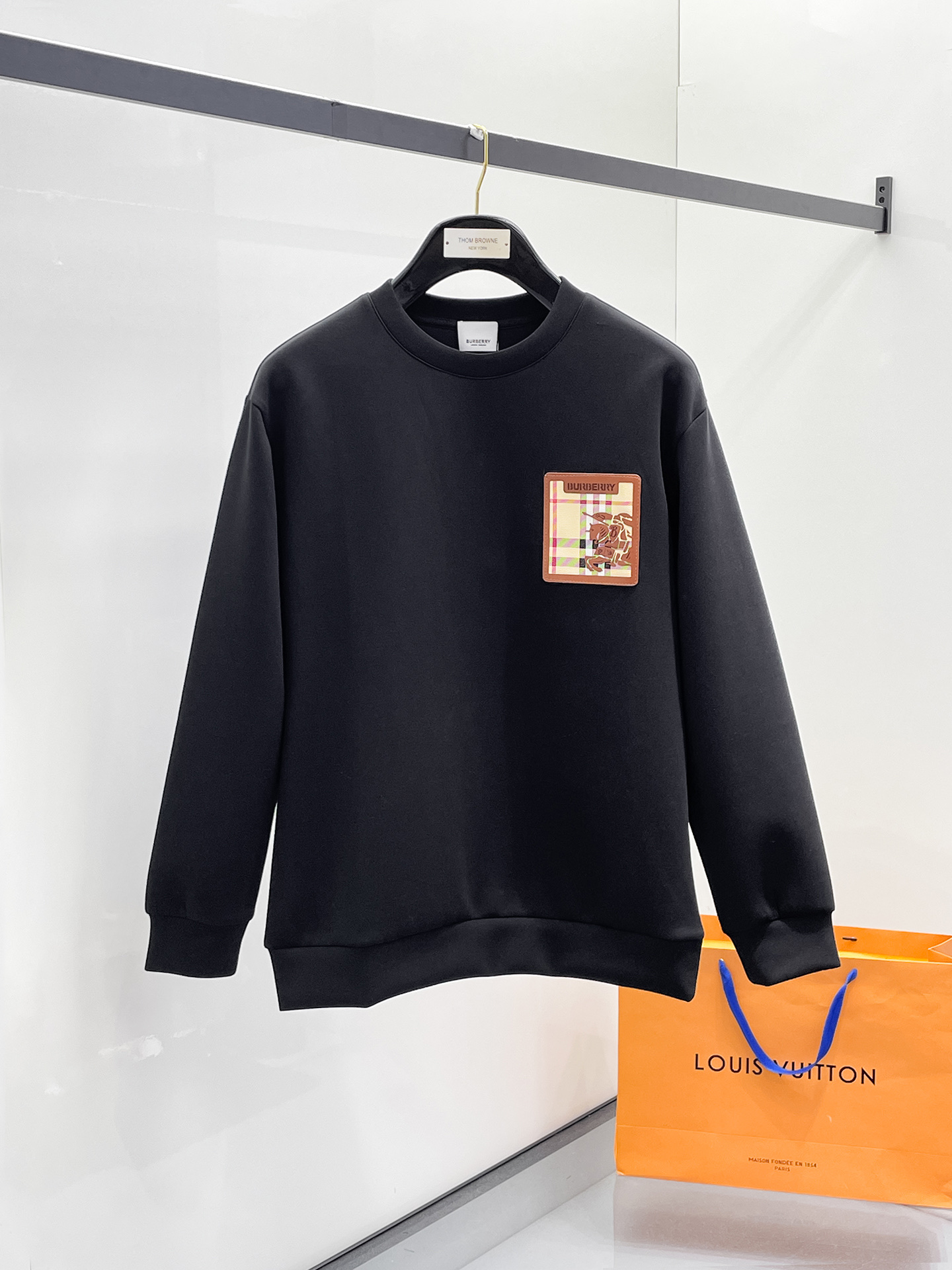 NO:657239,Burberry 2025 Autumn and Winter Men's Letter Logo Pullover Space Cotton Sweatshirt Classic OS version, simple yet stylish. Daily sports and leisure business without pressure...Customer-supplied space knitted cotton, made through a micro-knitting three-dimensional process, the inside is as neat as scales, super texture, breathable and comfortable, the details and soft touch are invincible, the first choice for wearing alone! Color White/Black  Size XS/S/M/L,,burberry,hoodie,sweatshirts,alexander wang19860909巴宝莉 2025秋冬男士字母标识套头太空棉卫衣 经典OS版型,简约而不失格调.日常运动休闲商务毫无压力... 客供太空针织棉,经由微型针织立体工艺过程制作,内里鳞甲般工整,质感超强,透气舒适,细节感和触感柔更是无敌,单穿内搭首选! 颜色白色/黑色 尺码XS/S/M/L,,burberry,hoodie,sweatshirts,alexander wang,Men's clothing