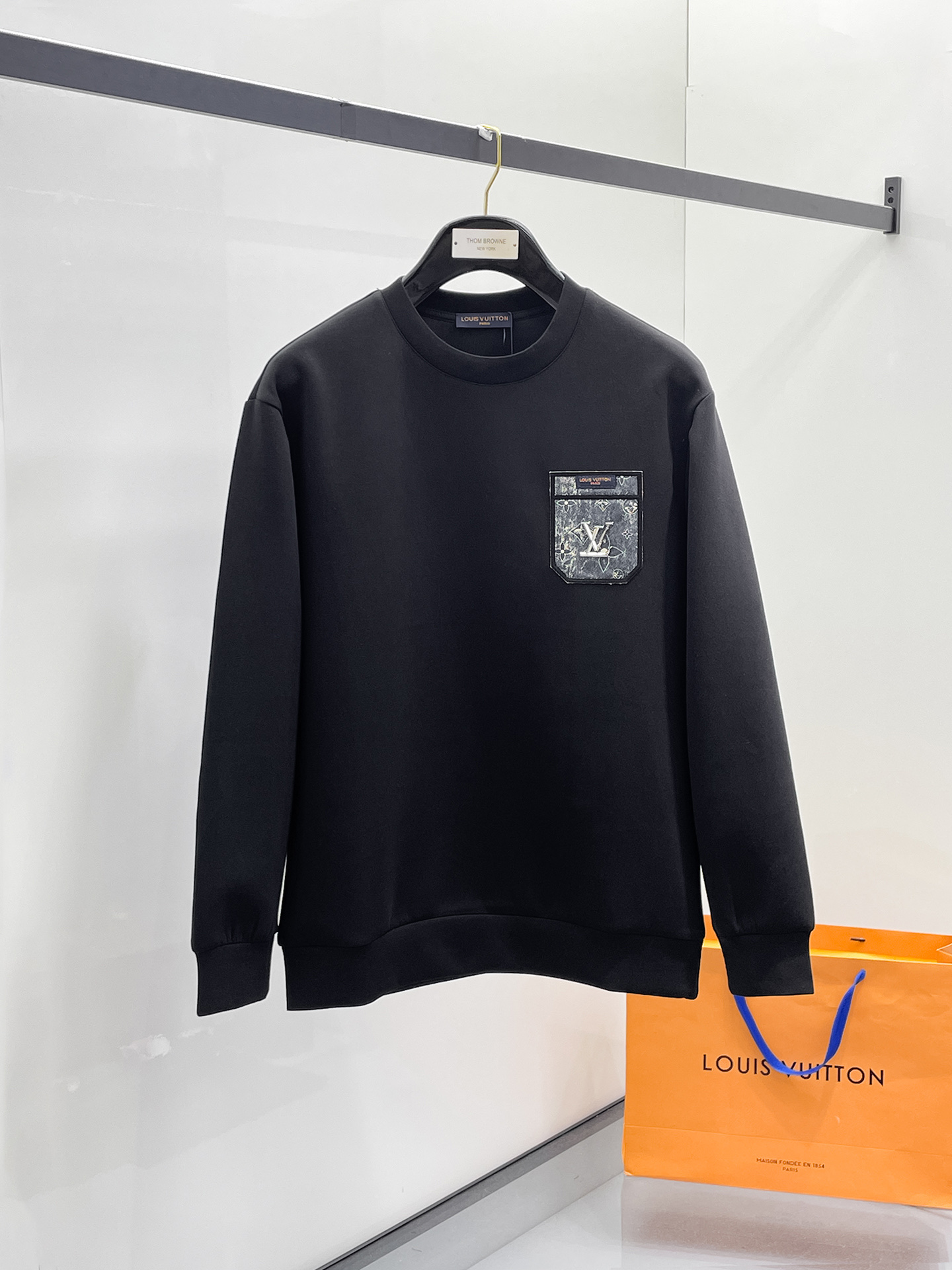 NO:657318,LV 2025 autumn and winter men's letter logo pullover space cotton sweatshirt. Classic OS version, simple yet stylish. Daily sports and leisure business without pressure...Customer-supplied space knitted cotton, made through micro-knitting three-dimensional process, the inside is as neat as scales, super texture, breathable and comfortable, the details and soft touch are invincible, the first choice for single wear and inner wear! Color white/black, size XS/S/M/L,, louis  vuitton,hoodie,sweatshirts,alexander wang19860909LV 2025秋冬男士字母标识套头太空棉卫衣 经典OS版型,简约而不失格调.日常运动休闲商务毫无压力... 客供太空针织棉,经由微型针织立体工艺过程制作,内里鳞甲般工整,质感超强,透气舒适,细节感和触感柔更是无敌,单穿内搭首选! 颜色白色/黑色 尺码XS/S/M/L,,louis vuitton,hoodie,sweatshirts,alexander wang,Men's clothing