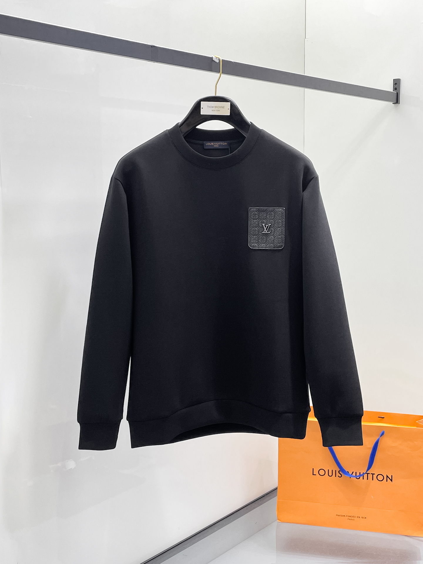 NO:657328,LV 2025 autumn and winter men's letter logo pullover space cotton sweatshirt. Classic OS version, simple yet stylish. Daily sports and leisure business without pressure...Customer-supplied space knitted cotton, made through micro-knitting three-dimensional process, the inside is as neat as scales, super texture, breathable and comfortable, the details and soft touch are invincible, the first choice for single wear and inner wear! Color white/black, size XS/S/M/L,, louis  vuitton,hoodie,sweatshirts,alexander wang19860909LV 2025秋冬男士字母标识套头太空棉卫衣 经典OS版型,简约而不失格调.日常运动休闲商务毫无压力... 客供太空针织棉,经由微型针织立体工艺过程制作,内里鳞甲般工整,质感超强,透气舒适,细节感和触感柔更是无敌,单穿内搭首选! 颜色白色/黑色 尺码XS/S/M/L,,louis vuitton,hoodie,sweatshirts,alexander wang,Men's clothing