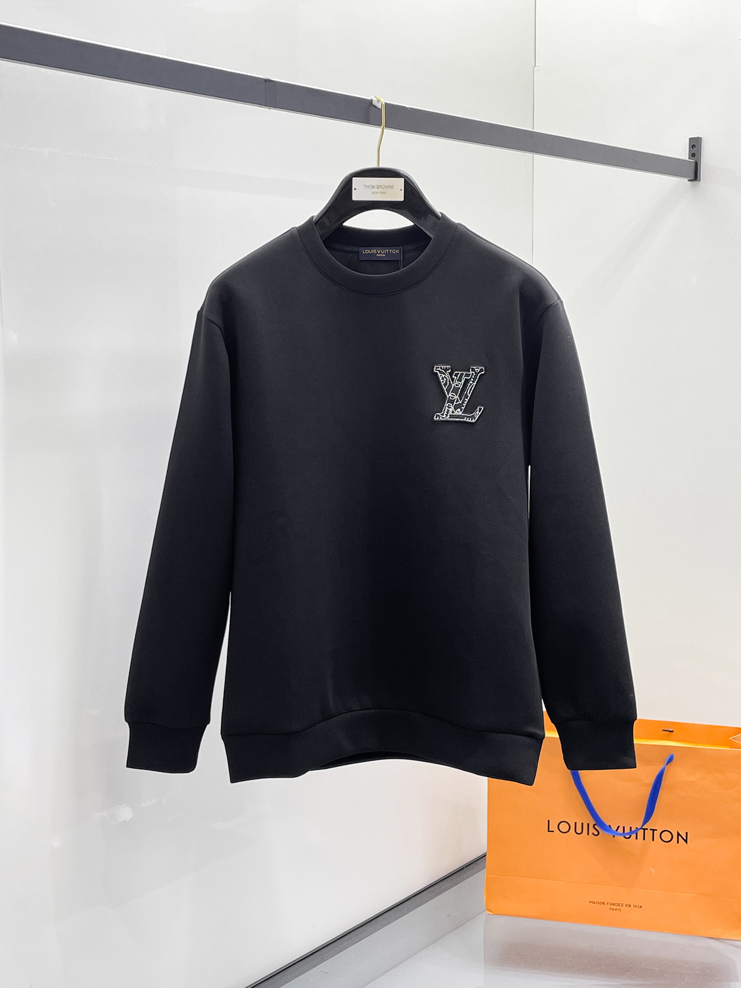 NO:657336,LV 2025 autumn and winter men's letter logo pullover space cotton sweatshirt. Classic OS version, simple yet stylish. Daily sports and leisure business without pressure...Customer-supplied space knitted cotton, made through micro-knitting three-dimensional process, the inside is as neat as scales, super texture, breathable and comfortable, the details and soft touch are invincible, the first choice for single wear and inner wear! Color white/black, size XS/S/M/L,, louis  vuitton,hoodie,sweatshirts,alexander wang19860909LV 2025秋冬男士字母标识套头太空棉卫衣 经典OS版型,简约而不失格调.日常运动休闲商务毫无压力... 客供太空针织棉,经由微型针织立体工艺过程制作,内里鳞甲般工整,质感超强,透气舒适,细节感和触感柔更是无敌,单穿内搭首选! 颜色白色/黑色 尺码XS/S/M/L,,louis vuitton,hoodie,sweatshirts,alexander wang,Men's clothing