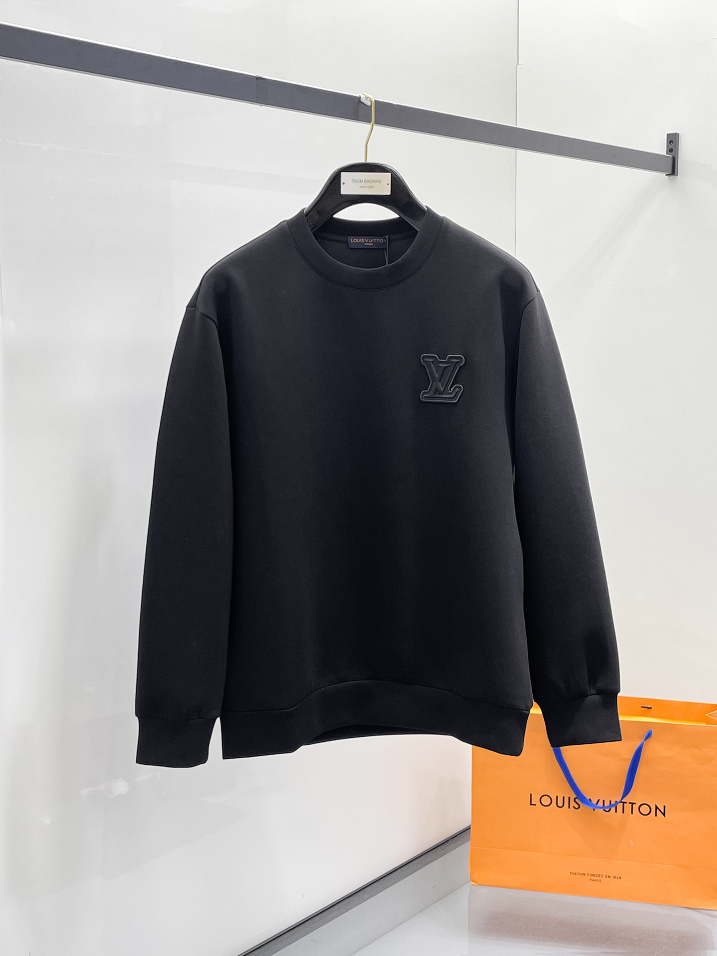 NO:657347,LV 2025 autumn and winter men's letter logo pullover space cotton sweatshirt. Classic OS version, simple yet stylish. Daily sports and leisure business without pressure...Customer-supplied space knitted cotton, made through micro-knitting three-dimensional process, the inside is as neat as scales, super texture, breathable and comfortable, the details and soft touch are invincible, the first choice for single wear and inner wear! Color white/black, size XS/S/M/L,, louis  vuitton,hoodie,sweatshirts,alexander wang19860909LV 2025秋冬男士字母标识套头太空棉卫衣 经典OS版型,简约而不失格调.日常运动休闲商务毫无压力... 客供太空针织棉,经由微型针织立体工艺过程制作,内里鳞甲般工整,质感超强,透气舒适,细节感和触感柔更是无敌,单穿内搭首选! 颜色白色/黑色 尺码XS/S/M/L,,louis vuitton,hoodie,sweatshirts,alexander wang,Men's clothing