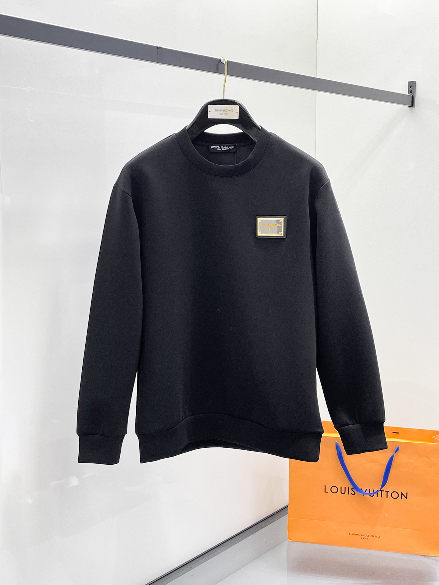 NO:657357,DG 2025 autumn and winter men's letter logo pullover space cotton sweatshirt. Classic OS version, simple yet stylish. Daily sports and leisure business without pressure...Customer-supplied space knitted cotton, made through a micro-knitting three-dimensional process, the inner lining is as neat as scales, super texture, breathable and comfortable, with an invincible sense of detail and soft touch. It is the first choice for single wear and inner wear! Color white/black  Size XS/S/M/L,,hoodie,sweatshirts,alexander wang19860909DG 2025秋冬男士字母标识套头太空棉卫衣 经典OS版型,简约而不失格调.日常运动休闲商务毫无压力... 客供太空针织棉,经由微型针织立体工艺过程制作,内里鳞甲般工整,质感超强,透气舒适,细节感和触感柔更是无敌,单穿内搭首选! 颜色白色/黑色 尺码XS/S/M/L,,hoodie,sweatshirts,alexander wang,Men's clothing