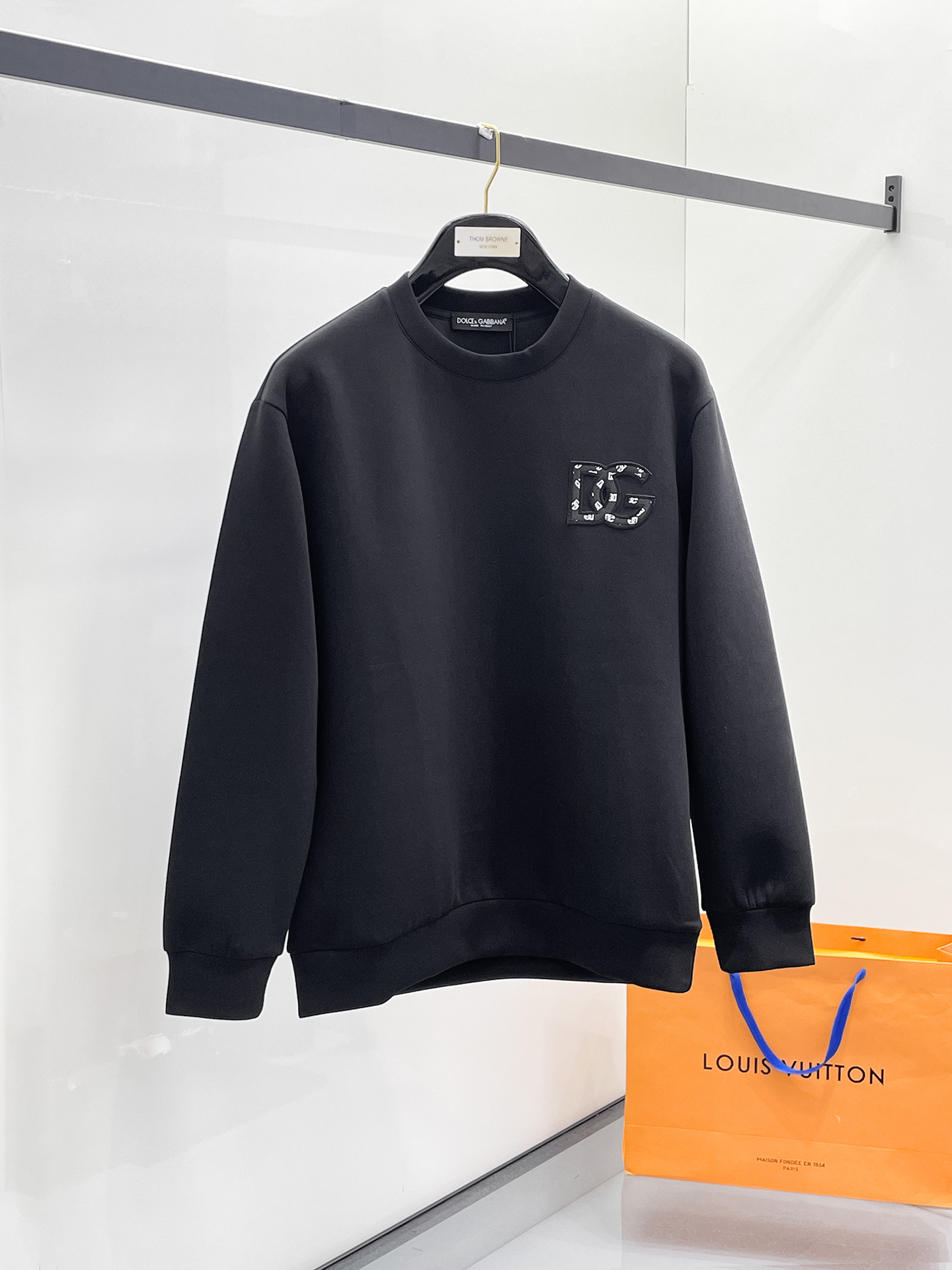 NO:657319,DG 2025 autumn and winter men's letter logo pullover space cotton sweatshirt. Classic OS version, simple yet stylish. Daily sports and leisure business without pressure...Customer-supplied space knitted cotton, made through a micro-knitting three-dimensional process, the inner lining is as neat as scales, super texture, breathable and comfortable, with an invincible sense of detail and soft touch. It is the first choice for single wear and inner wear! Color white/black  Size XS/S/M/L,,hoodie,sweatshirts,alexander wang19860909DG 2025秋冬男士字母标识套头太空棉卫衣 经典OS版型,简约而不失格调.日常运动休闲商务毫无压力... 客供太空针织棉,经由微型针织立体工艺过程制作,内里鳞甲般工整,质感超强,透气舒适,细节感和触感柔更是无敌,单穿内搭首选! 颜色白色/黑色 尺码XS/S/M/L,,hoodie,sweatshirts,alexander wang,Men's clothing