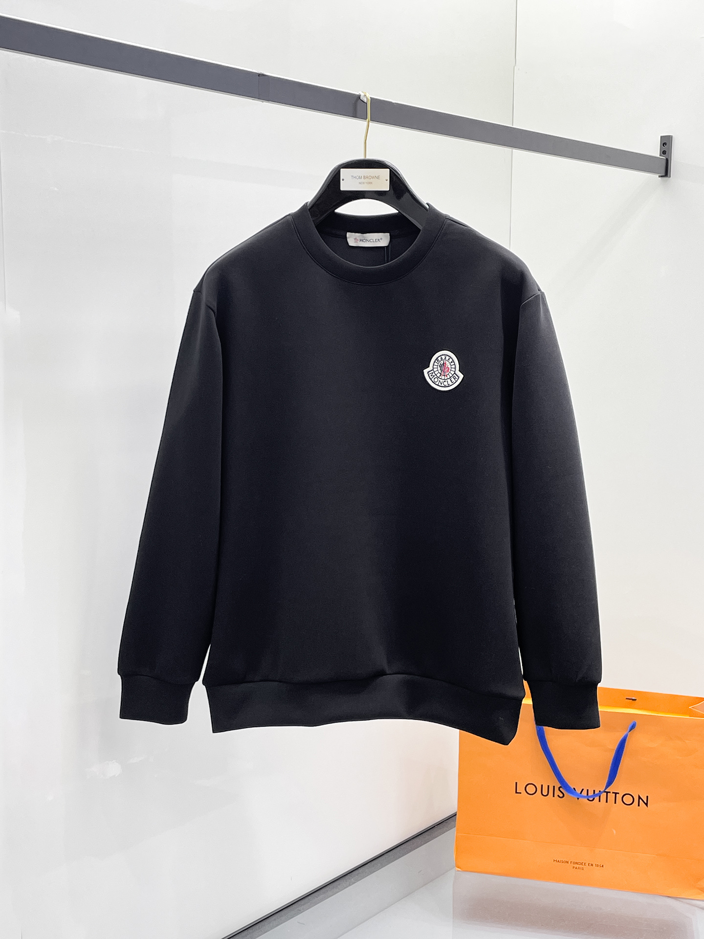 NO:657250,Meng Mouth 2025 Autumn and Winter Men's Letter Logo Pullover Space Cotton Sweatshirt Classic OS version, simple yet stylish. Daily sports and leisure business without pressure...Customer-supplied space knitted cotton, made through a micro-knitting three-dimensional process, the inside is as neat as scales, super texture, breathable and comfortable, the details and soft touch are invincible, the first choice for wearing alone! Color White/Black  Size XS/S/M/L,,Moncler,hoodie,sweatshirts,alexander wang19860909蒙口 2025秋冬男士字母标识套头太空棉卫衣 经典OS版型,简约而不失格调.日常运动休闲商务毫无压力... 客供太空针织棉,经由微型针织立体工艺过程制作,内里鳞甲般工整,质感超强,透气舒适,细节感和触感柔更是无敌,单穿内搭首选! 颜色白色/黑色 尺码XS/S/M/L,,Moncler,hoodie,sweatshirts,alexander wang,Men's clothing