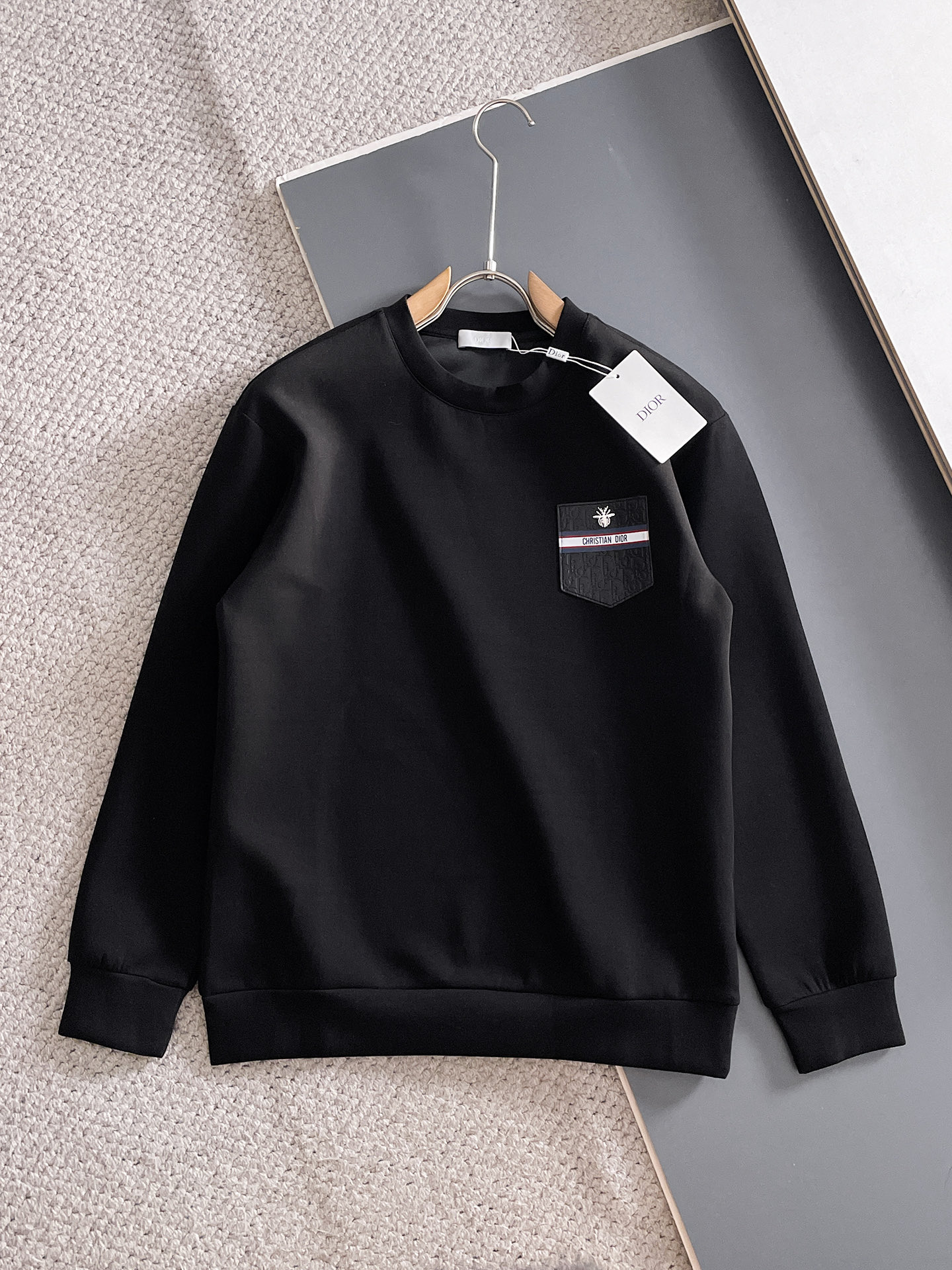 NO:682088,Dior autumn and winter men's letter logo pullover space cotton sweatshirt. Classic OS version, simple yet stylish. Daily sports and leisure business without pressure...Customer-supplied space knitted cotton, made through micro-knitting three-dimensional process, the inner lining is as neat as scales, super texture, breathable and comfortable, the details and soft touch are invincible, the first choice for single wear and inner wear! Color white/black Size XS/S/M/L, dior, hoodie, sweatshirts,19860909迪奥 秋冬男士字母标识套头太空棉卫衣 经典OS版型,简约而不失格调.日常运动休闲商务毫无压力... 客供太空针织棉,经由微型针织立体工艺过程制作,内里鳞甲般工整,质感超强,透气舒适,细节感和触感柔更是无敌,单穿内搭首选! 颜色白色/黑色 尺码XS/S/M/L,,dior,hoodie,sweatshirts,,Men's clothing