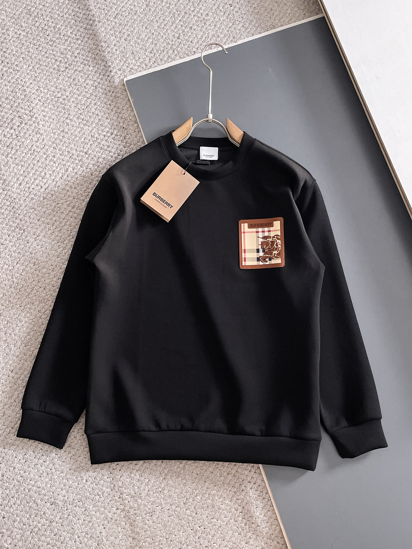 NO:682099,Burberry Autumn and Winter Men's Letter Logo Pullover Space Cotton Sweatshirt Classic OS version, simple yet stylish. Daily sports and leisure business without pressure...Customer-supplied space knitted cotton, made through micro-knitting three-dimensional process, the inside is as neat as scales, super texture, breathable and comfortable, the details and soft touch are invincible, the first choice for single wear and inner wear! Color White/Black Size XS/S/M/L,, burberry, hoodie, sweatshirts,19860909巴宝莉 秋冬男士字母标识套头太空棉卫衣 经典OS版型,简约而不失格调.日常运动休闲商务毫无压力... 客供太空针织棉,经由微型针织立体工艺过程制作,内里鳞甲般工整,质感超强,透气舒适,细节感和触感柔更是无敌,单穿内搭首选! 颜色白色/黑色 尺码XS/S/M/L,,burberry,hoodie,sweatshirts,,Men's clothing