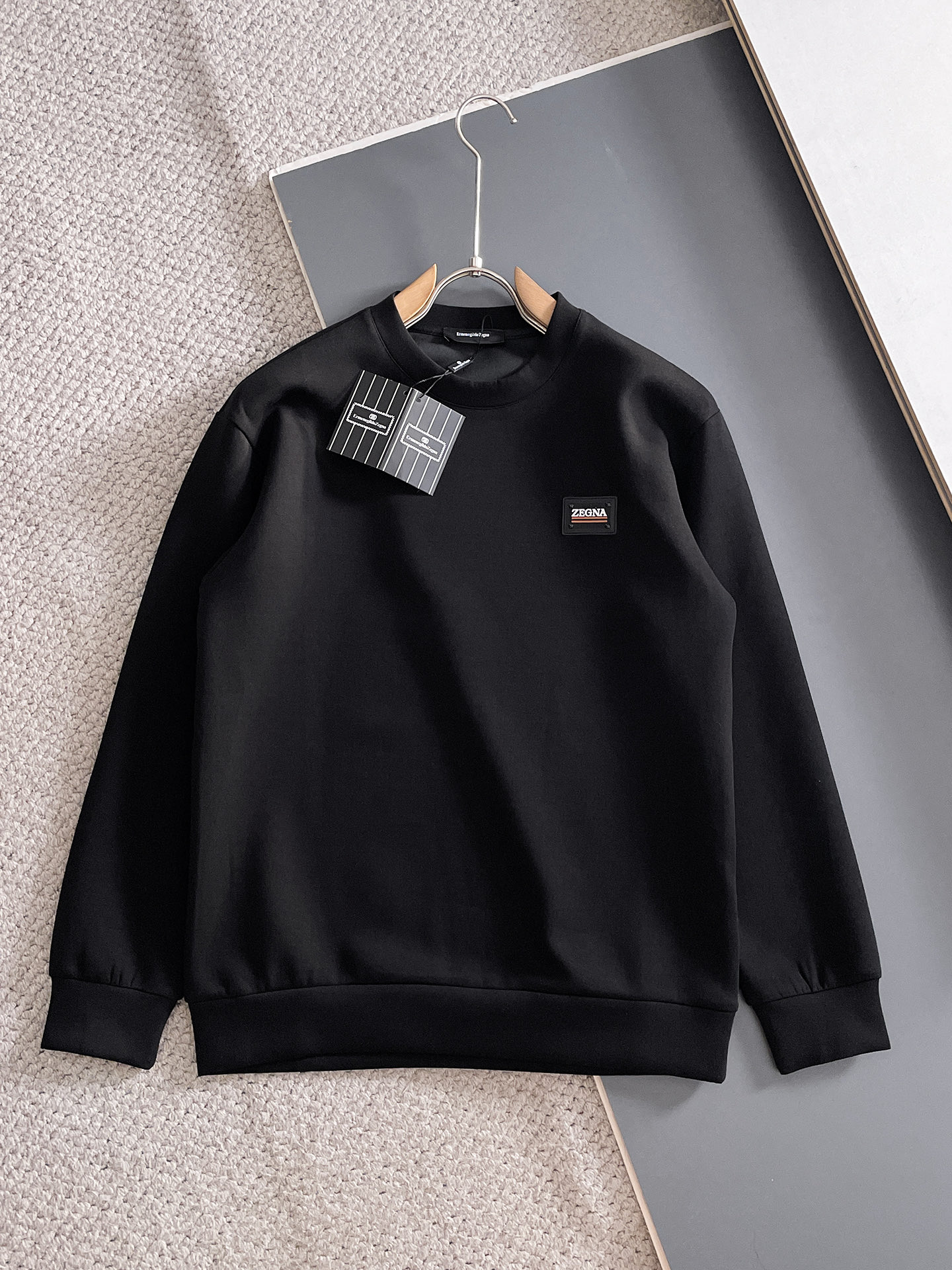 NO:682117,Ermenegildo Zegna autumn and winter men's letter logo pullover space cotton sweatshirt, classic OS version, simple yet stylish. Daily sports and leisure business without pressure...Customer-supplied space knitted cotton, made through micro-knitting three-dimensional process, the lining is as neat as scales, super texture, breathable and comfortable, the details and soft touch are invincible, the first choice for single wear and inner wear! Color white/black Size XS/S/M/L,,zegna,hoodie,sweshirtats,19860909杰尼亚 秋冬男士字母标识套头太空棉卫衣 经典OS版型,简约而不失格调.日常运动休闲商务毫无压力... 客供太空针织棉,经由微型针织立体工艺过程制作,内里鳞甲般工整,质感超强,透气舒适,细节感和触感柔更是无敌,单穿内搭首选! 颜色白色/黑色 尺码XS/S/M/L,,zegna,hoodie,sweatshirts,,Men's clothing