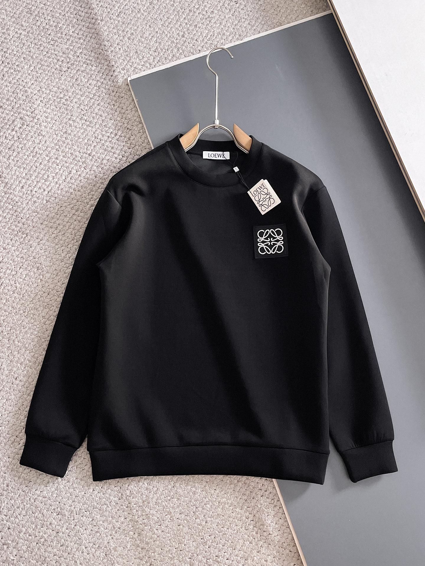 NO:682129,Loewe Autumn and Winter Men's Letter Logo Pullover Space Cotton Sweatshirt Classic OS version, simple yet stylish. No pressure for daily sports and leisure business...Customer-supplied space knitted cotton, made through a micro-knitting three-dimensional process, the inner lining is as neat as scales, super texture, breathable and comfortable, the details and soft touch are invincible, the first choice for single wear and inner wear! Color White/Black  Size XS/S/M/L,,loewe,hoodie,sweatshirts,19860909罗意威 秋冬男士字母标识套头太空棉卫衣 经典OS版型,简约而不失格调.日常运动休闲商务毫无压力... 客供太空针织棉,经由微型针织立体工艺过程制作,内里鳞甲般工整,质感超强,透气舒适,细节感和触感柔更是无敌,单穿内搭首选! 颜色白色/黑色 尺码XS/S/M/L,,loewe,hoodie,sweatshirts,,Men's clothing