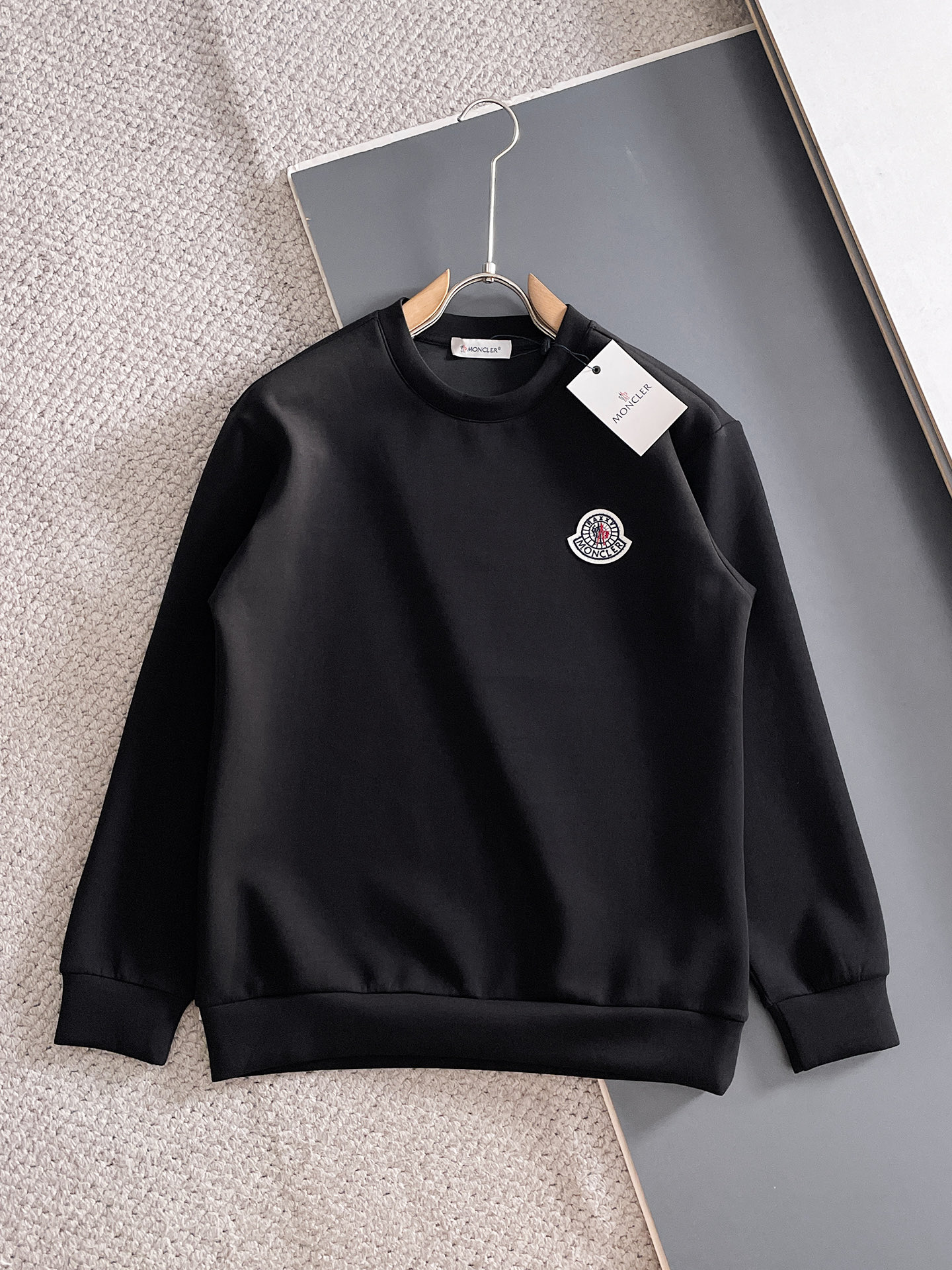 NO:682092,Men's Autumn and Winter Men's Letter Logo Pullover Space Cotton Sweatshirt Classic OS version, simple yet stylish. Daily sports and leisure business without pressure...Customer-supplied space knitted cotton, made through a micro-knitting three-dimensional process, the lining is as neat as scales, super texture, breathable and comfortable, the details and soft touch are invincible, the first choice for single wear and inner wear! Color White/Black Size XS/S/M/L, Moncler, hoodie, sweatshirts,19860909蒙口 秋冬男士字母标识套头太空棉卫衣 经典OS版型,简约而不失格调.日常运动休闲商务毫无压力... 客供太空针织棉,经由微型针织立体工艺过程制作,内里鳞甲般工整,质感超强,透气舒适,细节感和触感柔更是无敌,单穿内搭首选! 颜色白色/黑色 尺码XS/S/M/L,,Moncler,hoodie,sweatshirts,,Men's clothing