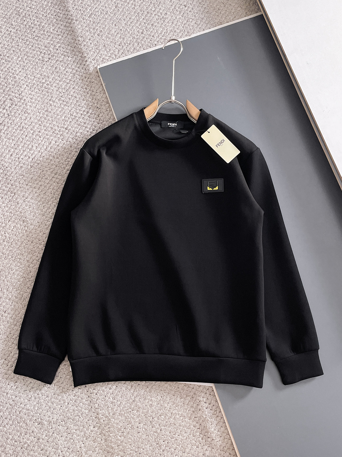 NO:682100,Fendi autumn and winter men's letter logo pullover space cotton sweatshirt. Classic OS version, simple yet stylish. Daily sports and leisure business without pressure...Customer-supplied space knitted cotton, made through a micro-knitting three-dimensional process, the lining is as neat as scales, super texture, breathable and comfortable, the details and soft touch are invincible, the first choice for single wear and inner wear! Color white/black Size XS/S/M/L, fendi, hoodie, sweatshirts,19860909芬迪 秋冬男士字母标识套头太空棉卫衣 经典OS版型,简约而不失格调.日常运动休闲商务毫无压力... 客供太空针织棉,经由微型针织立体工艺过程制作,内里鳞甲般工整,质感超强,透气舒适,细节感和触感柔更是无敌,单穿内搭首选! 颜色白色/黑色 尺码XS/S/M/L,,fendi,hoodie,sweatshirts,,Men's clothing