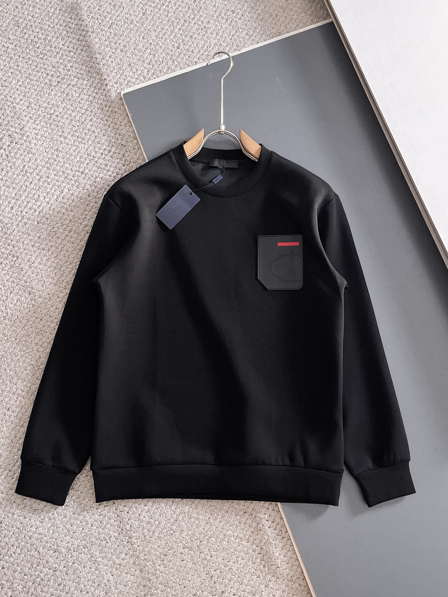 NO:682085,Prada autumn and winter men's letter logo pullover space cotton sweatshirt, classic OS version, simple yet stylish. Daily sports and leisure business without pressure...Custom-supplied space knitted cotton, made through micro-knitting three-dimensional process, the inside is as neat as scales, super texture, breathable and comfortable, the details and soft touch are invincible, the first choice for single wear and inner wear! Color white/black Size XS/S/M/L,, prada, hoodie, sweatshirts,19860909普拉达 秋冬男士字母标识套头太空棉卫衣 经典OS版型,简约而不失格调.日常运动休闲商务毫无压力... 客供太空针织棉,经由微型针织立体工艺过程制作,内里鳞甲般工整,质感超强,透气舒适,细节感和触感柔更是无敌,单穿内搭首选! 颜色白色/黑色 尺码XS/S/M/L,,prada,hoodie,sweatshirts,,Men's clothing