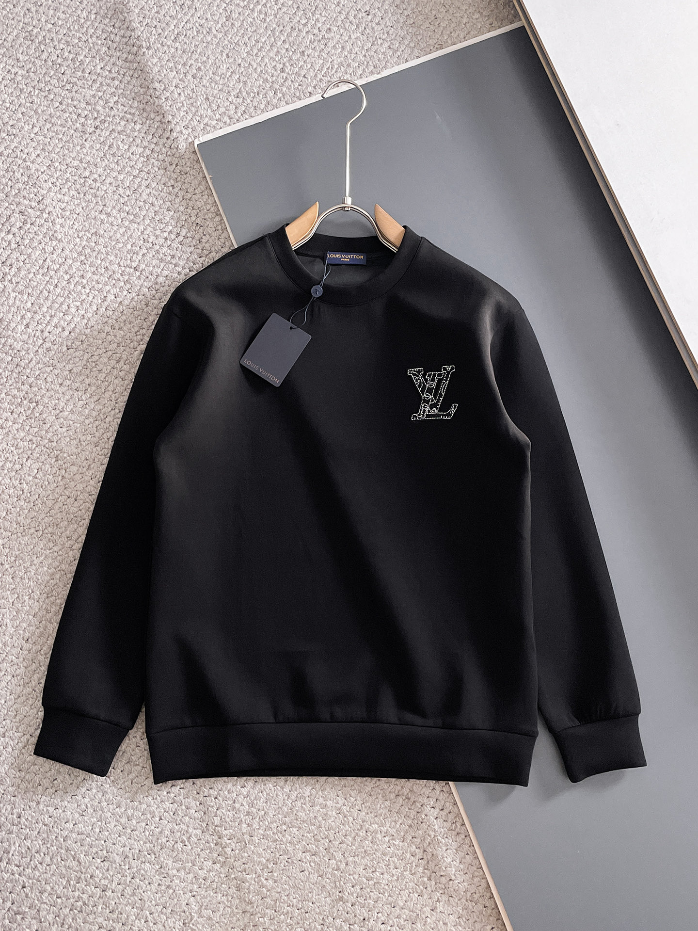 NO:682122,LV autumn and winter men's letter logo pullover space cotton sweatshirt. Classic OS version, simple yet stylish. Daily sports and leisure business without pressure...Customer-supplied space knitted cotton, made through micro-knitting three-dimensional process, the inner lining is as neat as scales, super texture, breathable and comfortable, the details and soft touch are invincible, the first choice for single wear and inner wear! Color white/black, size XS/S/M/L, Louis  vuitton,hoodie,sweatshirts,19860909LV 秋冬男士字母标识套头太空棉卫衣 经典OS版型,简约而不失格调.日常运动休闲商务毫无压力... 客供太空针织棉,经由微型针织立体工艺过程制作,内里鳞甲般工整,质感超强,透气舒适,细节感和触感柔更是无敌,单穿内搭首选! 颜色白色/黑色 尺码XS/S/M/L,,louis vuitton,hoodie,sweatshirts,,Men's clothing