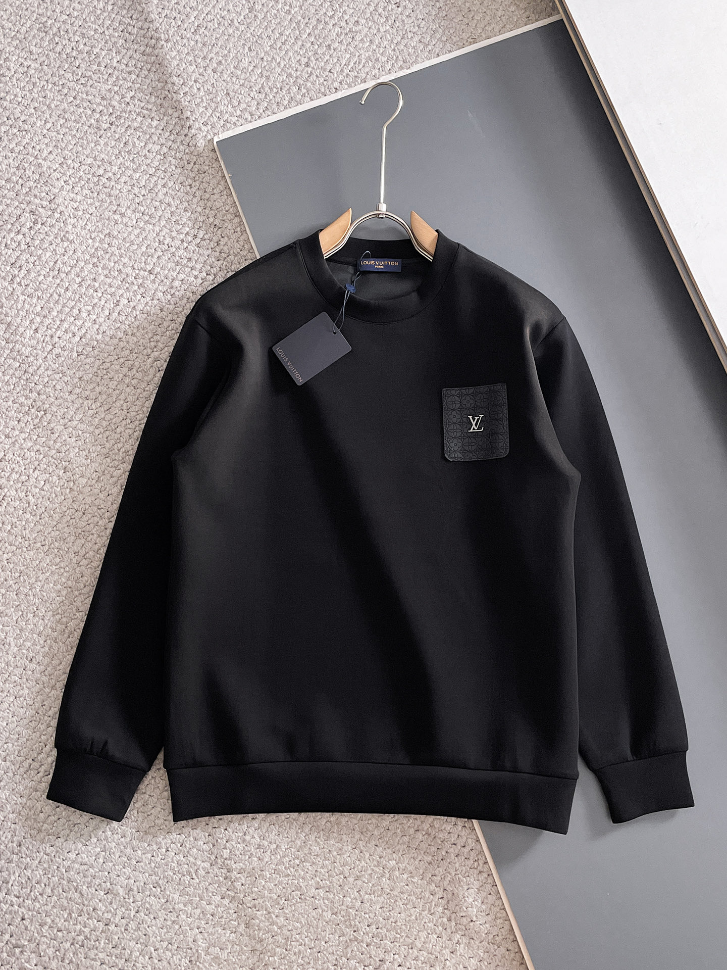 NO:682110,LV autumn and winter men's letter logo pullover space cotton sweatshirt. Classic OS version, simple yet stylish. Daily sports and leisure business without pressure...Customer-supplied space knitted cotton, made through micro-knitting three-dimensional process, the inner lining is as neat as scales, super texture, breathable and comfortable, the details and soft touch are invincible, the first choice for single wear and inner wear! Color white/black, size XS/S/M/L, Louis  vuitton,hoodie,sweatshirts,19860909LV 秋冬男士字母标识套头太空棉卫衣 经典OS版型,简约而不失格调.日常运动休闲商务毫无压力... 客供太空针织棉,经由微型针织立体工艺过程制作,内里鳞甲般工整,质感超强,透气舒适,细节感和触感柔更是无敌,单穿内搭首选! 颜色白色/黑色 尺码XS/S/M/L,,louis vuitton,hoodie,sweatshirts,,Men's clothing