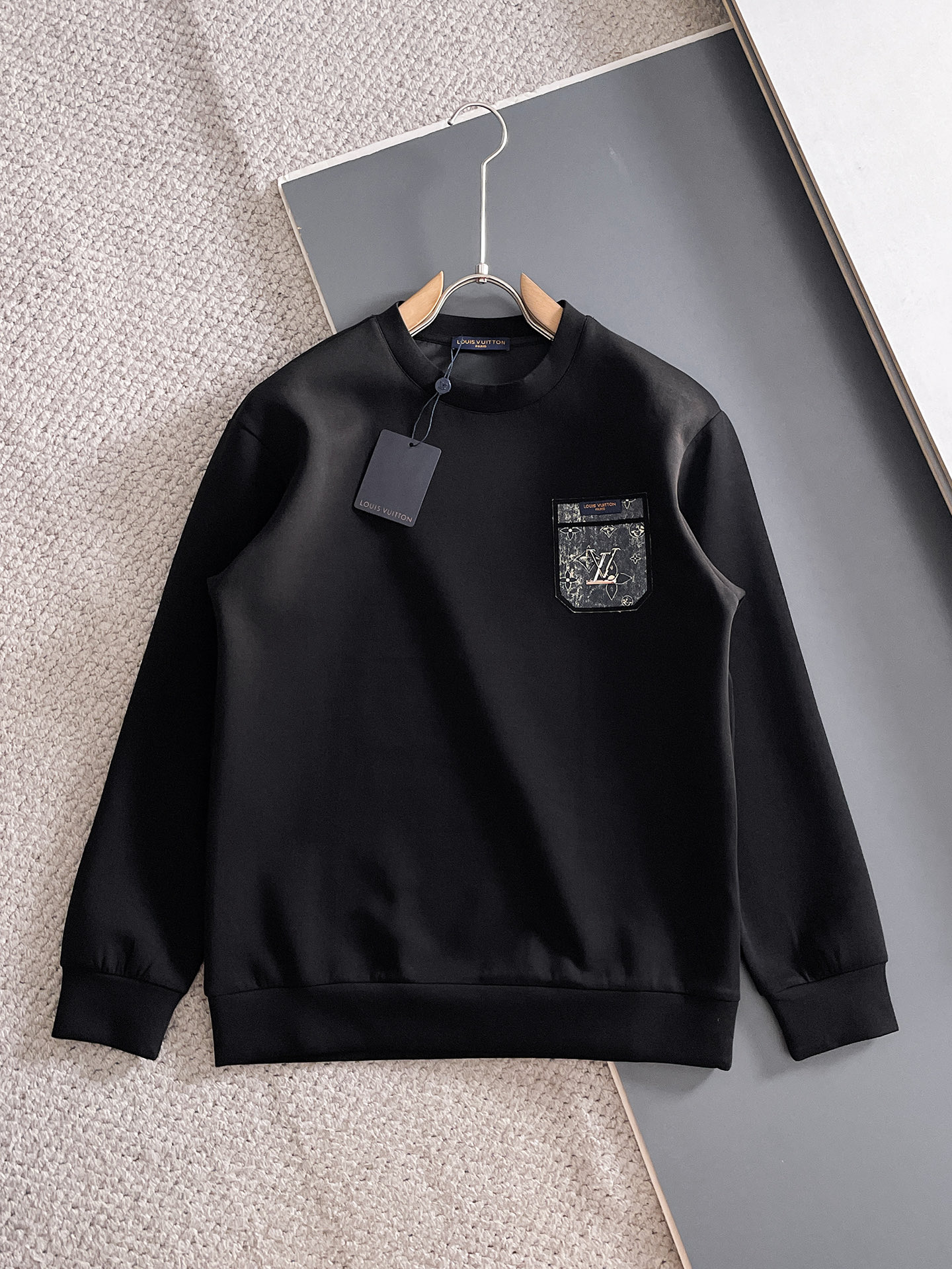 NO:682017,LV autumn and winter men's letter logo pullover space cotton sweatshirt. Classic OS version, simple yet stylish. Daily sports and leisure business without pressure...Customer-supplied space knitted cotton, made through micro-knitting three-dimensional process, the inner lining is as neat as scales, super texture, breathable and comfortable, the details and soft touch are invincible, the first choice for single wear and inner wear! Color white/black, size XS/S/M/L, Louis  vuitton,hoodie,sweatshirts,19860909LV 秋冬男士字母标识套头太空棉卫衣 经典OS版型,简约而不失格调.日常运动休闲商务毫无压力... 客供太空针织棉,经由微型针织立体工艺过程制作,内里鳞甲般工整,质感超强,透气舒适,细节感和触感柔更是无敌,单穿内搭首选! 颜色白色/黑色 尺码XS/S/M/L,,louis vuitton,hoodie,sweatshirts,,Men's clothing