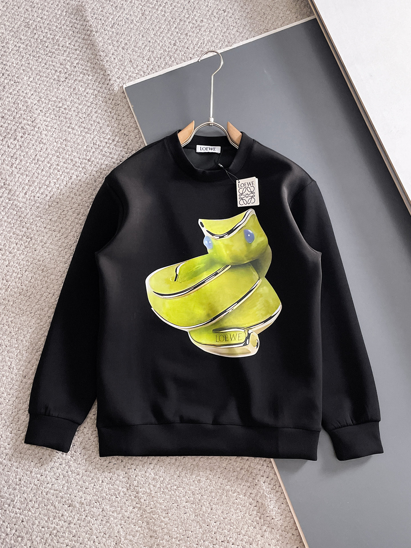 NO:682009,Loewe Autumn and Winter Men's Letter Logo Pullover Space Cotton Sweatshirt Classic OS version, simple yet stylish. No pressure for daily sports and leisure business...Customer-supplied space knitted cotton, made through a micro-knitting three-dimensional process, the inner lining is as neat as scales, super texture, breathable and comfortable, the details and soft touch are invincible, the first choice for single wear and inner wear! Color White/Black  Size XS/S/M/L,,loewe,hoodie,sweatshirts,19860909罗意威 秋冬男士字母标识套头太空棉卫衣 经典OS版型,简约而不失格调.日常运动休闲商务毫无压力... 客供太空针织棉,经由微型针织立体工艺过程制作,内里鳞甲般工整,质感超强,透气舒适,细节感和触感柔更是无敌,单穿内搭首选! 颜色白色/黑色 尺码XS/S/M/L,,loewe,hoodie,sweatshirts,,Men's clothing