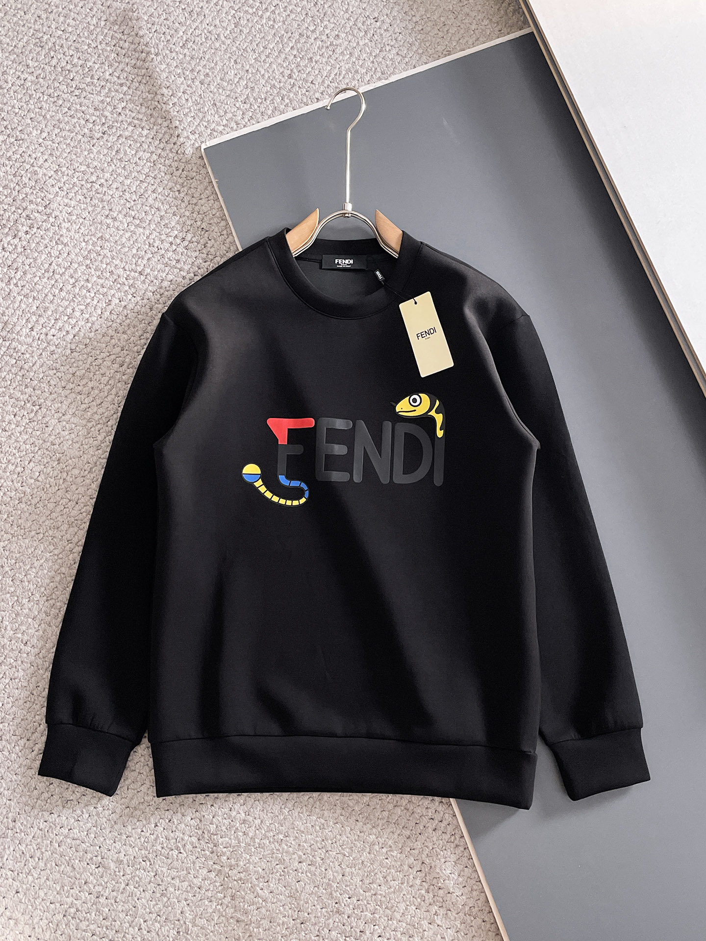 NO:682022,Fendi autumn and winter men's letter logo pullover space cotton sweatshirt. Classic OS version, simple yet stylish. Daily sports and leisure business without pressure...Customer-supplied space knitted cotton, made through a micro-knitting three-dimensional process, the lining is as neat as scales, super texture, breathable and comfortable, the details and soft touch are invincible, the first choice for single wear and inner wear! Color white/black Size XS/S/M/L, fendi, hoodie, sweatshirts,19860909芬迪 秋冬男士字母标识套头太空棉卫衣 经典OS版型,简约而不失格调.日常运动休闲商务毫无压力... 客供太空针织棉,经由微型针织立体工艺过程制作,内里鳞甲般工整,质感超强,透气舒适,细节感和触感柔更是无敌,单穿内搭首选! 颜色白色/黑色 尺码XS/S/M/L,,fendi,hoodie,sweatshirts,,Men's clothing
