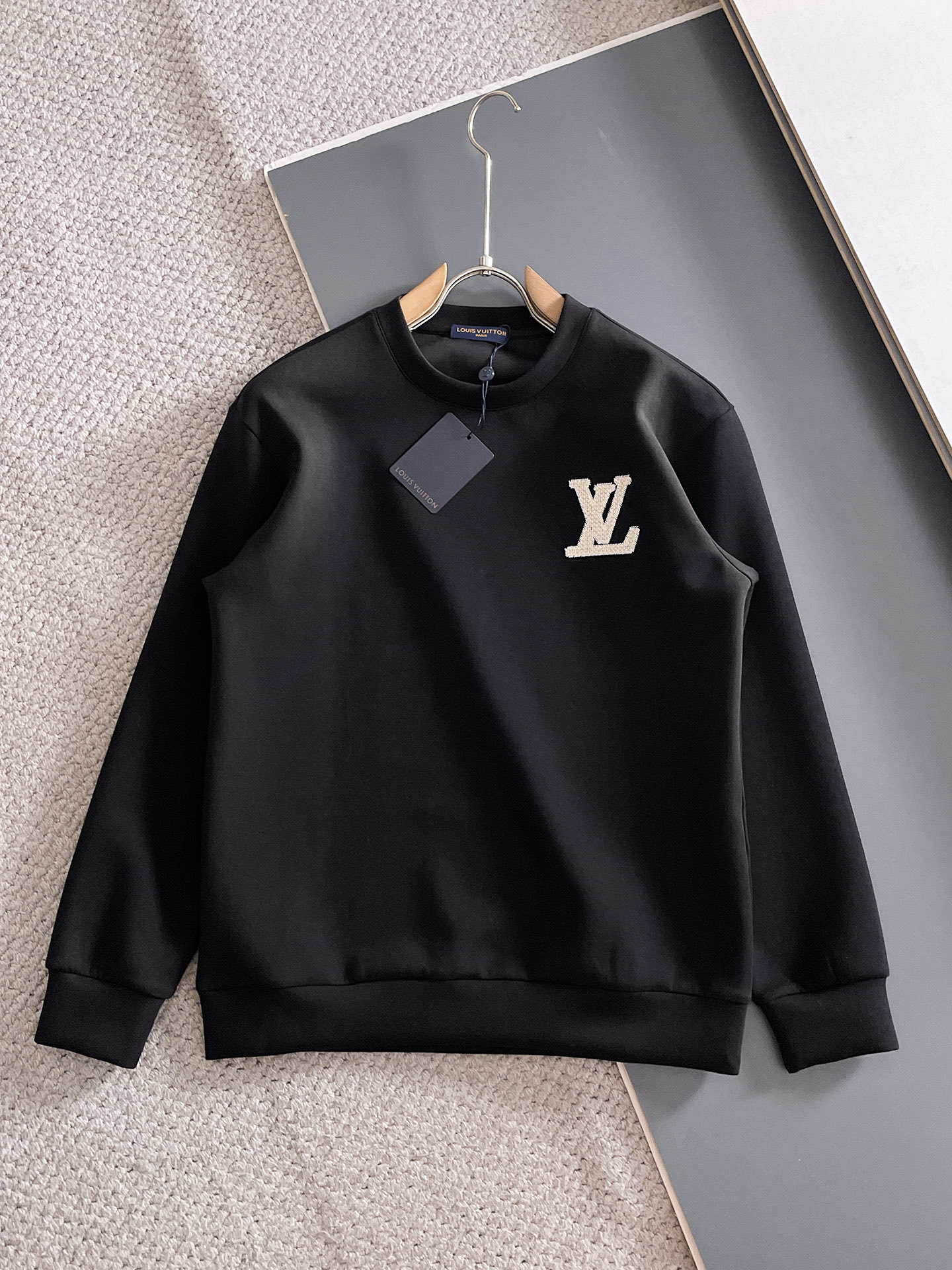 NO:681991,LV autumn and winter men's letter logo pullover space cotton sweatshirt. Classic OS version, simple yet stylish. Daily sports and leisure business without pressure...Customer-supplied space knitted cotton, made through micro-knitting three-dimensional process, the inner lining is as neat as scales, super texture, breathable and comfortable, the details and soft touch are invincible, the first choice for single wear and inner wear! Color white/black, size XS/S/M/L, Louis  vuitton,hoodie,sweatshirts,19860909LV 秋冬男士字母标识套头太空棉卫衣 经典OS版型,简约而不失格调.日常运动休闲商务毫无压力... 客供太空针织棉,经由微型针织立体工艺过程制作,内里鳞甲般工整,质感超强,透气舒适,细节感和触感柔更是无敌,单穿内搭首选! 颜色白色/黑色 尺码XS/S/M/L,,louis vuitton,hoodie,sweatshirts,,Men's clothing