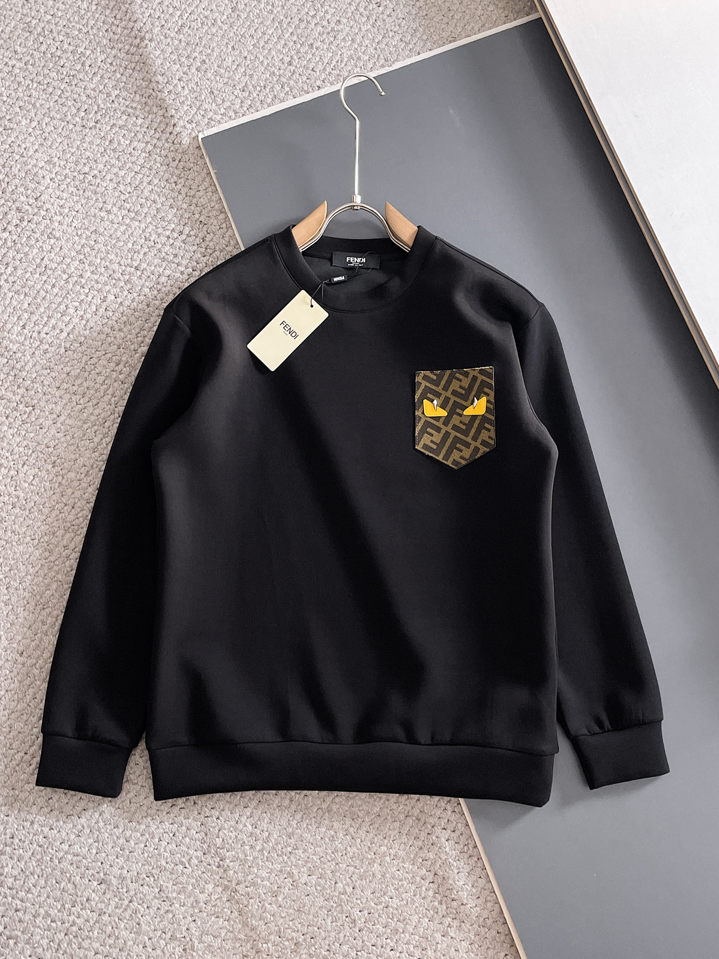 NO:682031,Fendi autumn and winter men's letter logo pullover space cotton sweatshirt. Classic OS version, simple yet stylish. Daily sports and leisure business without pressure...Customer-supplied space knitted cotton, made through a micro-knitting three-dimensional process, the lining is as neat as scales, super texture, breathable and comfortable, the details and soft touch are invincible, the first choice for single wear and inner wear! Color white/black Size XS/S/M/L, fendi, hoodie, sweatshirts,19860909芬迪 秋冬男士字母标识套头太空棉卫衣 经典OS版型,简约而不失格调.日常运动休闲商务毫无压力... 客供太空针织棉,经由微型针织立体工艺过程制作,内里鳞甲般工整,质感超强,透气舒适,细节感和触感柔更是无敌,单穿内搭首选! 颜色白色/黑色 尺码XS/S/M/L,,fendi,hoodie,sweatshirts,,Men's clothing