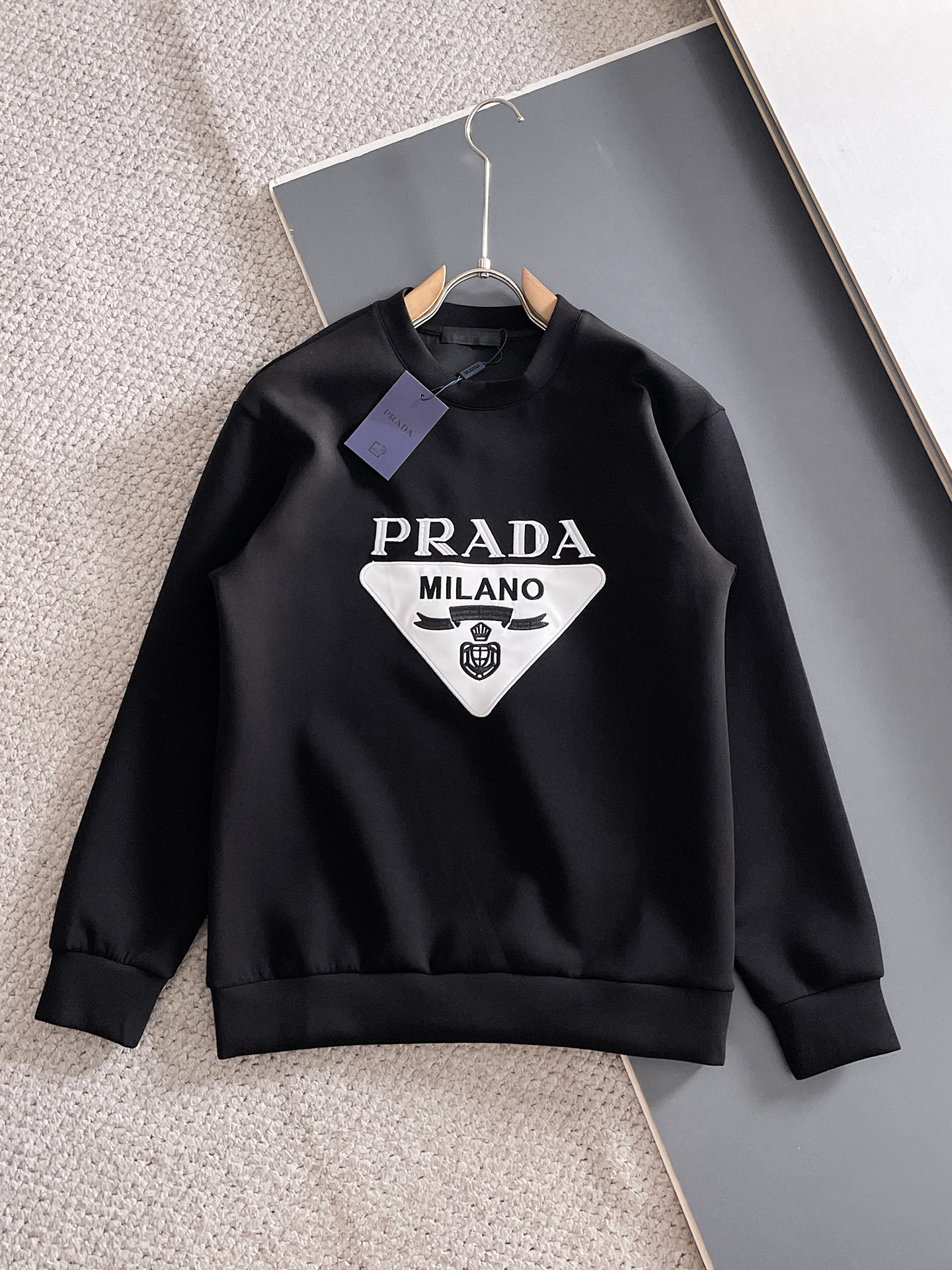 NO:682028,Prada autumn and winter men's letter logo pullover space cotton sweatshirt, classic OS version, simple yet stylish. Daily sports and leisure business without pressure...Custom-supplied space knitted cotton, made through micro-knitting three-dimensional process, the inside is as neat as scales, super texture, breathable and comfortable, the details and soft touch are invincible, the first choice for single wear and inner wear! Color white/black Size XS/S/M/L,, prada, hoodie, sweatshirts,19860909普拉达 秋冬男士字母标识套头太空棉卫衣 经典OS版型,简约而不失格调.日常运动休闲商务毫无压力... 客供太空针织棉,经由微型针织立体工艺过程制作,内里鳞甲般工整,质感超强,透气舒适,细节感和触感柔更是无敌,单穿内搭首选! 颜色白色/黑色 尺码XS/S/M/L,,prada,hoodie,sweatshirts,,Men's clothing