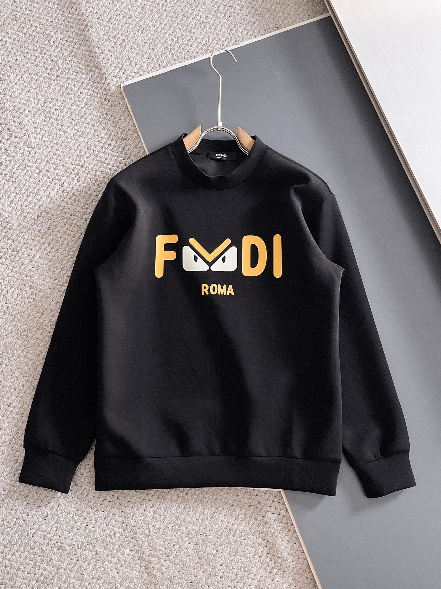 NO:681995,Fendi autumn and winter men's letter logo pullover space cotton sweatshirt. Classic OS version, simple yet stylish. Daily sports and leisure business without pressure...Customer-supplied space knitted cotton, made through a micro-knitting three-dimensional process, the lining is as neat as scales, super texture, breathable and comfortable, the details and soft touch are invincible, the first choice for single wear and inner wear! Color white/black Size XS/S/M/L, fendi, hoodie, sweatshirts,19860909芬迪 秋冬男士字母标识套头太空棉卫衣 经典OS版型,简约而不失格调.日常运动休闲商务毫无压力... 客供太空针织棉,经由微型针织立体工艺过程制作,内里鳞甲般工整,质感超强,透气舒适,细节感和触感柔更是无敌,单穿内搭首选! 颜色白色/黑色 尺码XS/S/M/L,,fendi,hoodie,sweatshirts,,Men's clothing